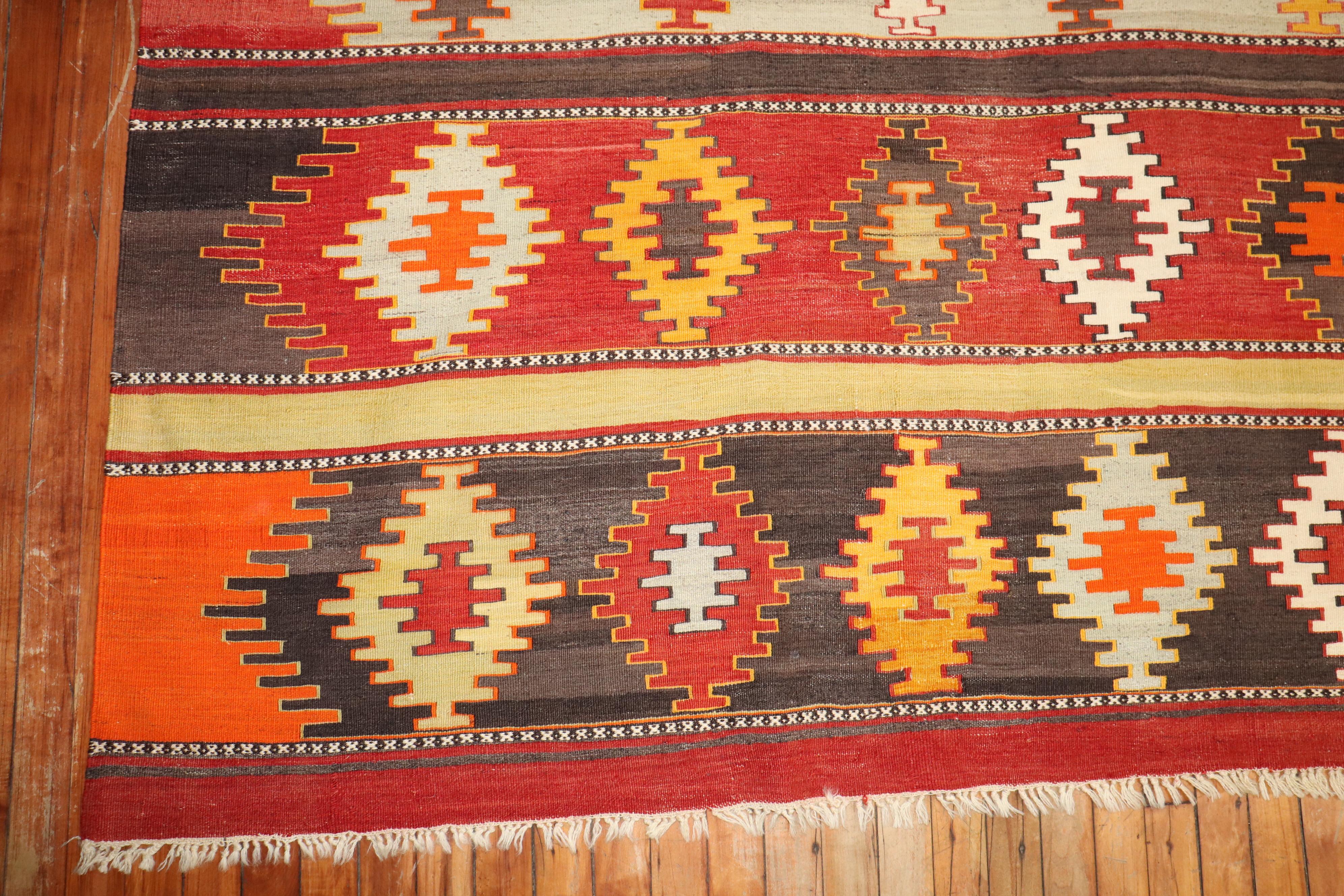 Turco Zabihi Collection'S Vintage Kilim turco grande e quadrato in vendita