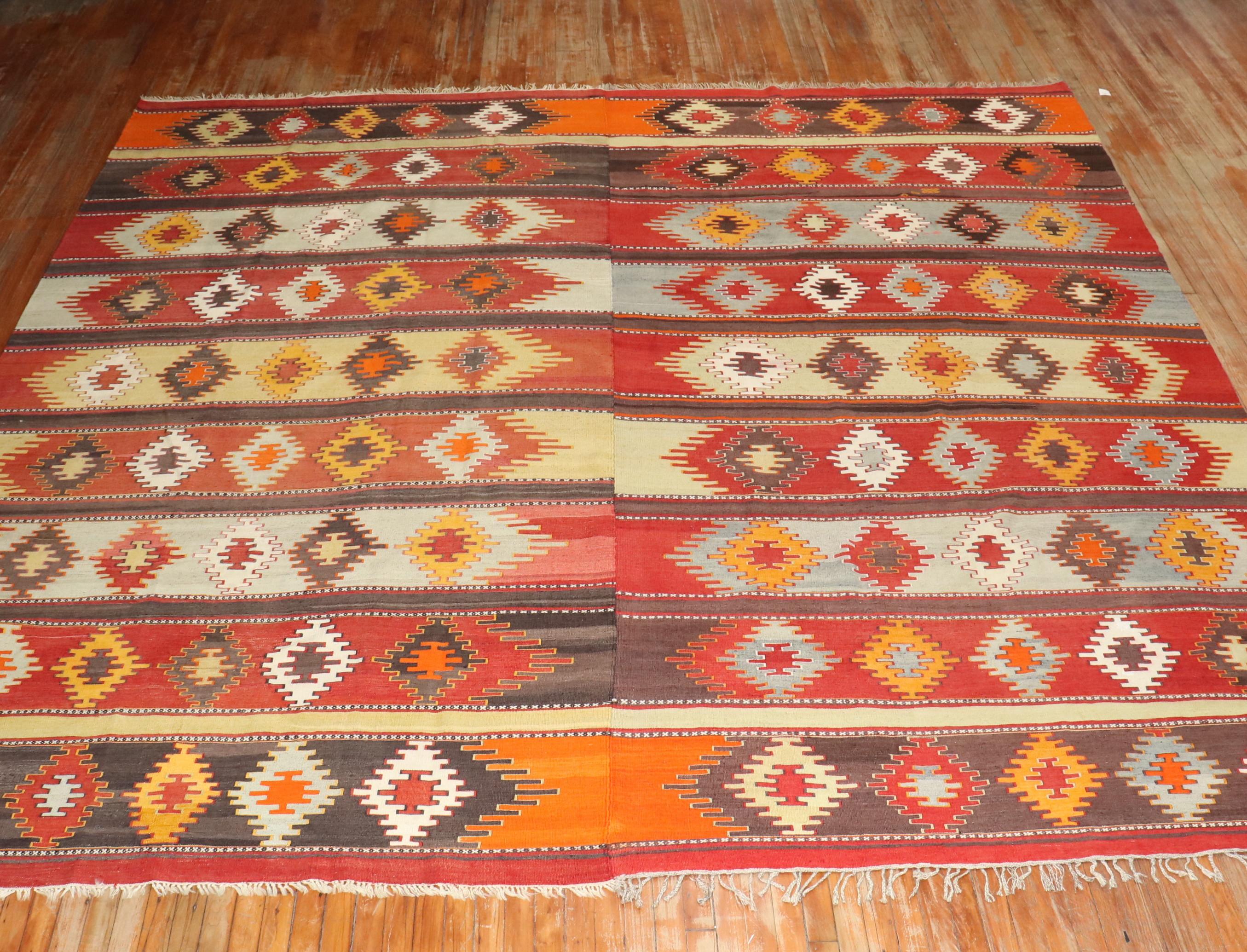 Annodato a mano Zabihi Collection'S Vintage Kilim turco grande e quadrato in vendita