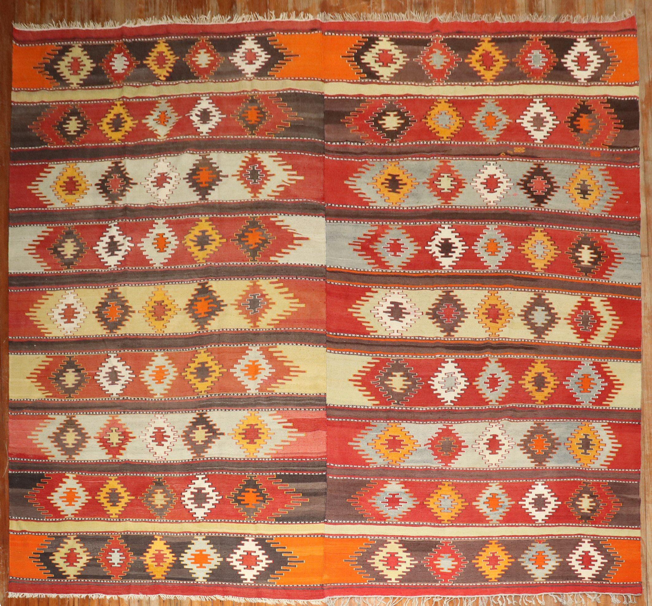 Zabihi Collection'S Vintage Kilim turco grande e quadrato In condizioni buone in vendita a New York, NY