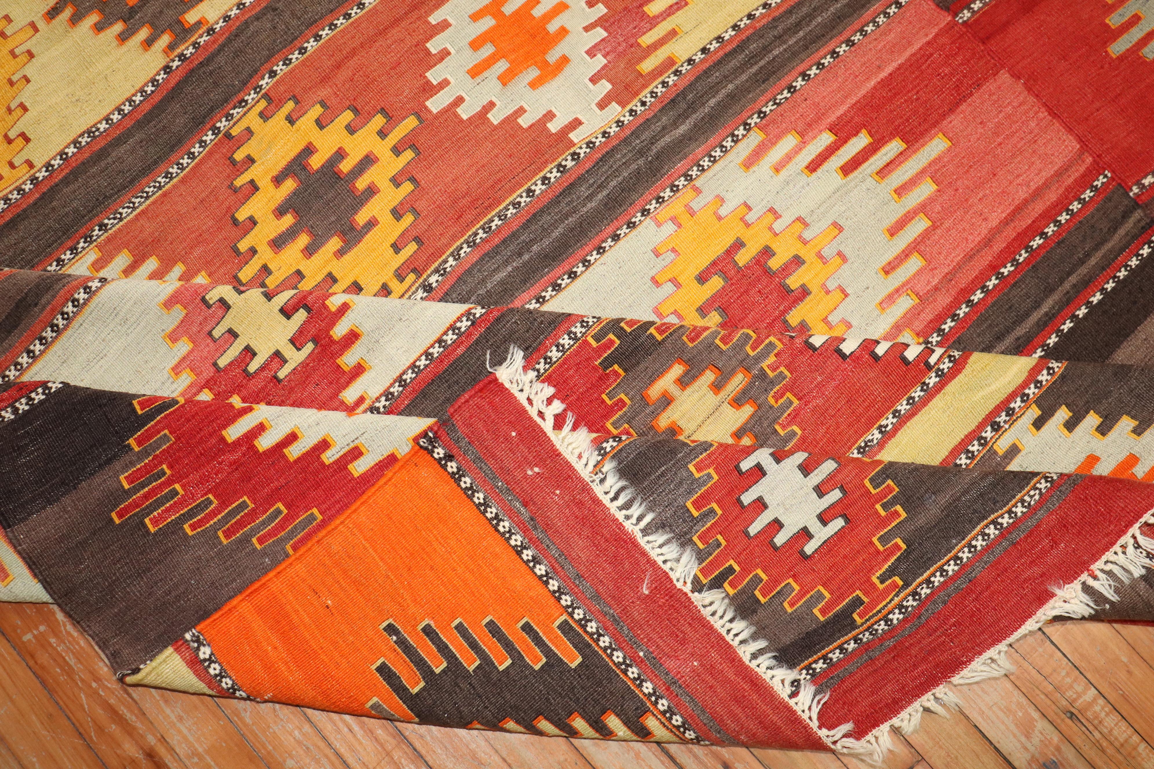 XX secolo Zabihi Collection'S Vintage Kilim turco grande e quadrato in vendita