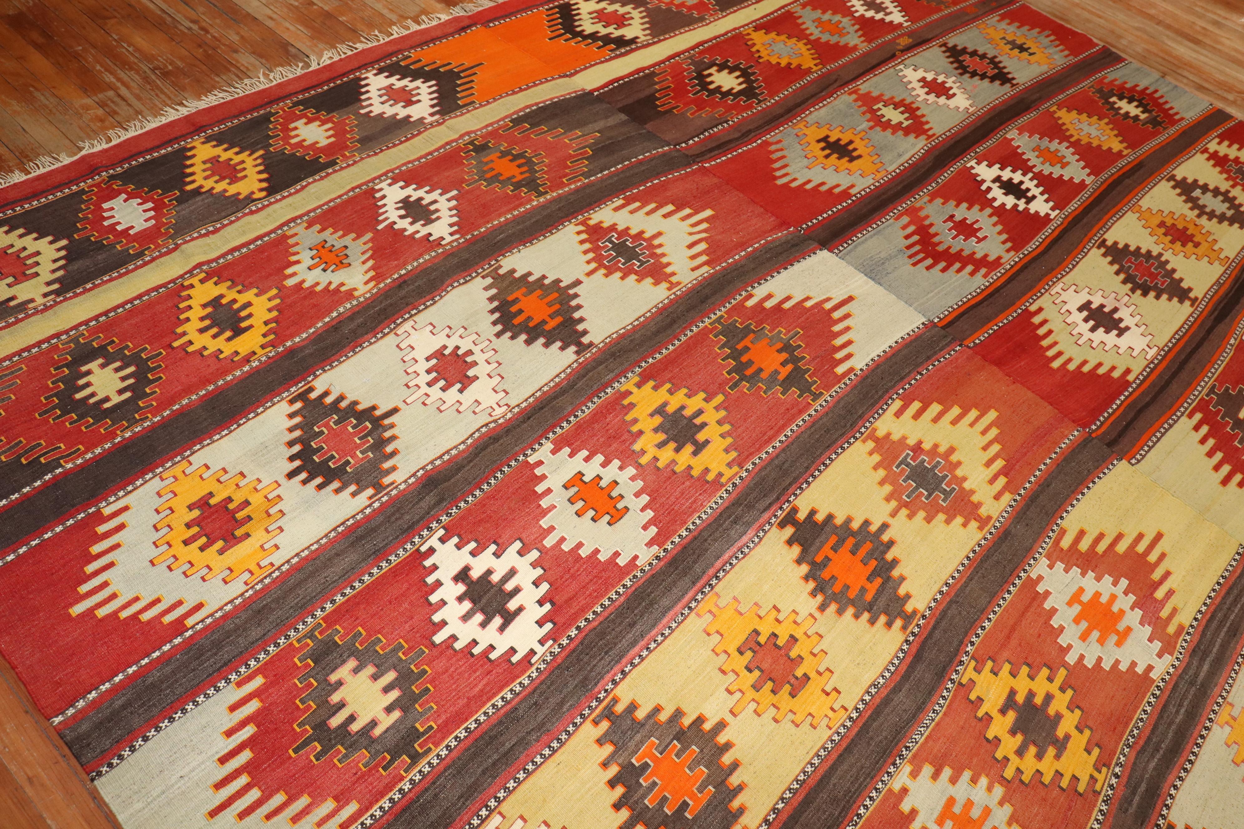 Lana Zabihi Collection'S Vintage Kilim turco grande e quadrato in vendita