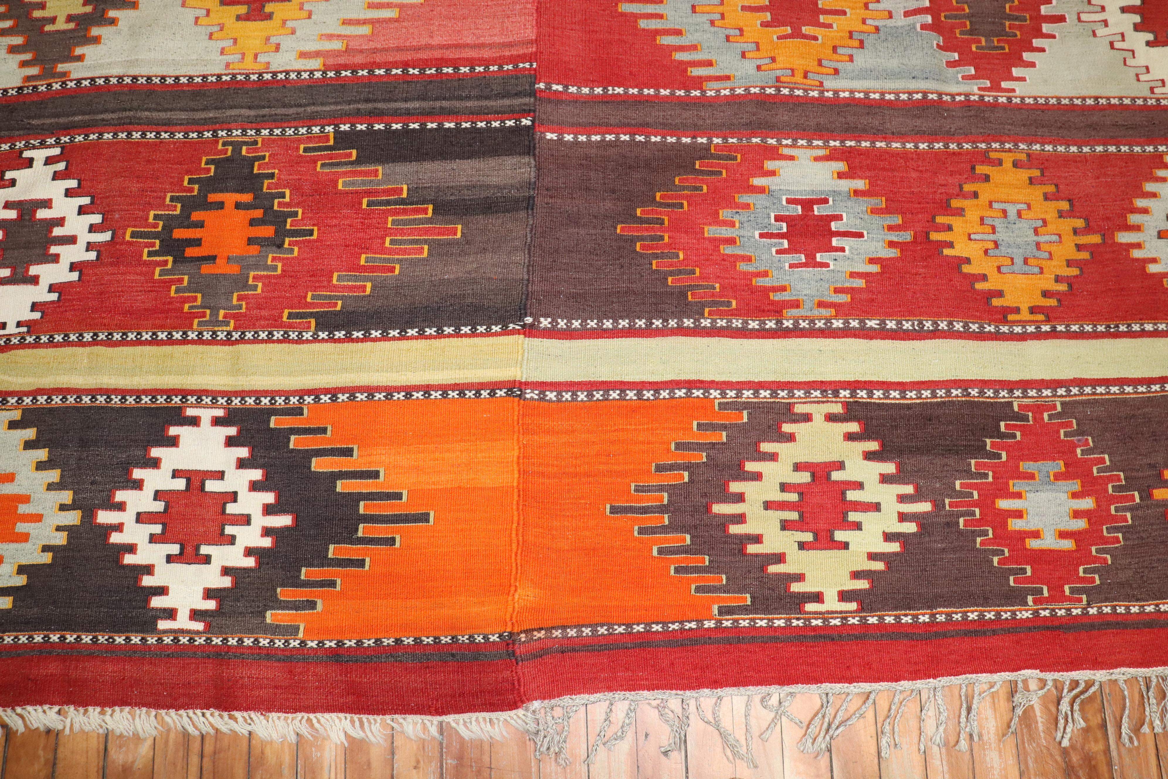 Zabihi Collection'S Vintage Kilim turco grande e quadrato in vendita 1