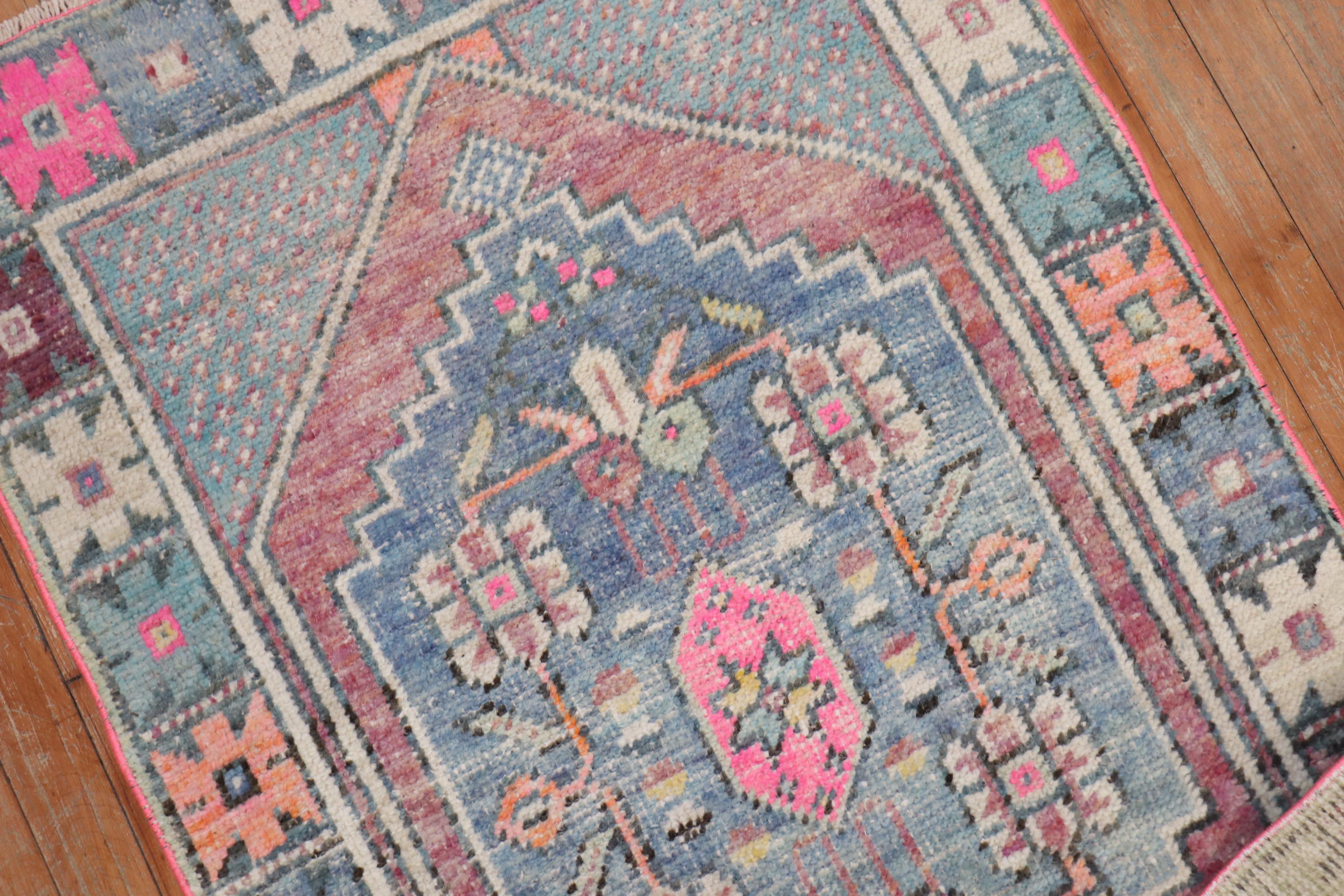 Türkischer anatolischer Wurfteppich aus der Mitte des 20. Jahrhunderts

Einzelheiten
Teppich nein.	r5278
Größe	2' 7