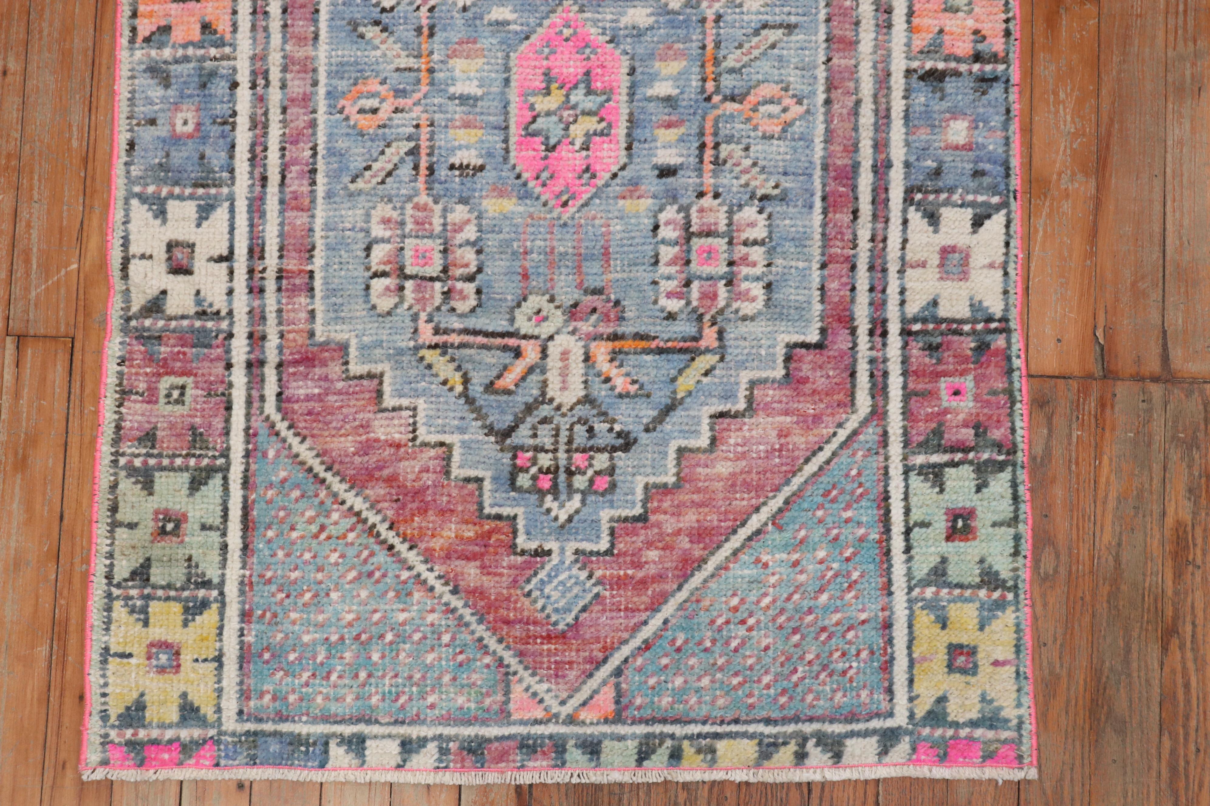 Zabihi Collection Vintage Türkisch  Lavendelrosa Anatolischer Kleiner Teppich (Land) im Angebot