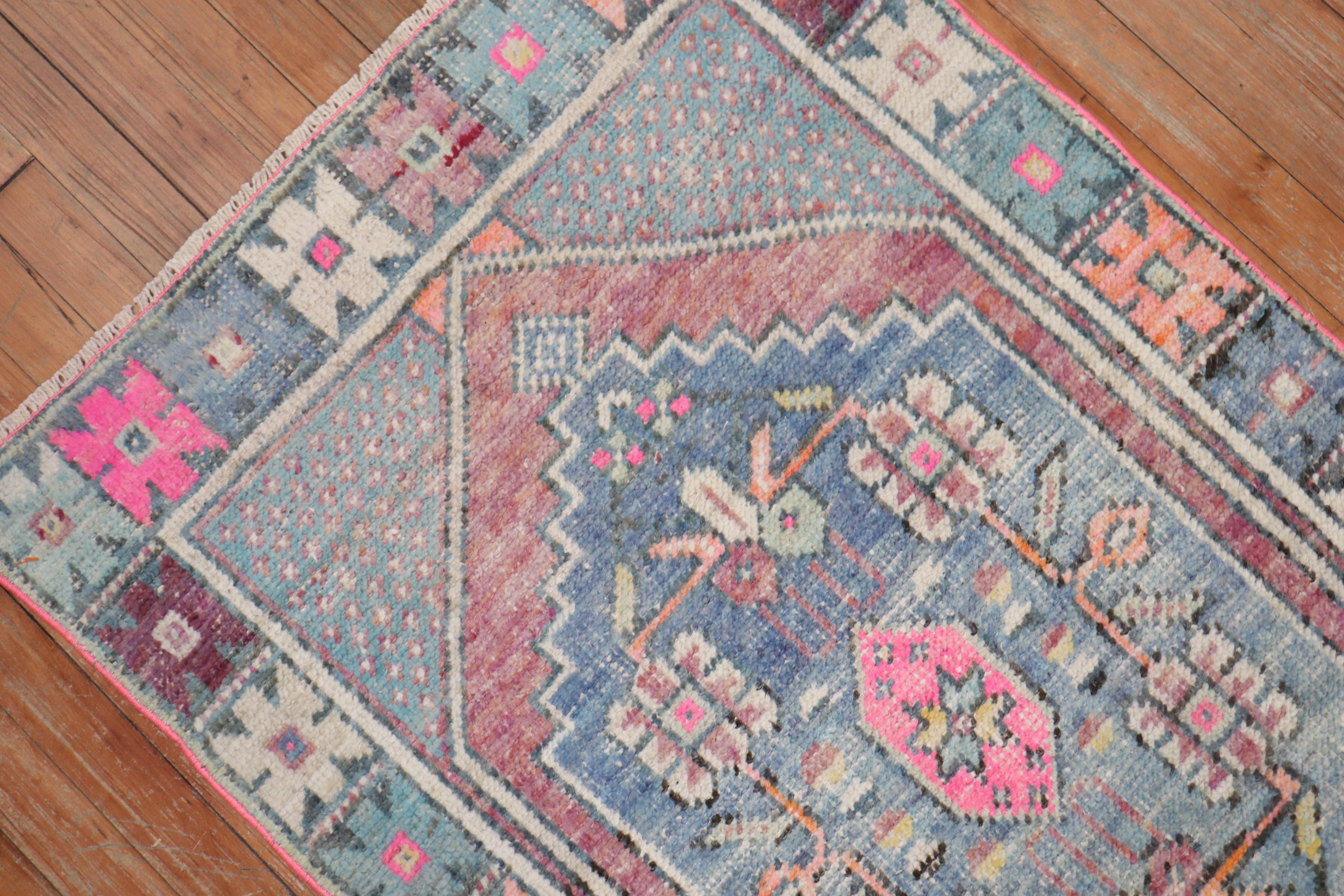 Zabihi Collection Vintage Türkisch  Lavendelrosa Anatolischer Kleiner Teppich (Handgeknüpft) im Angebot