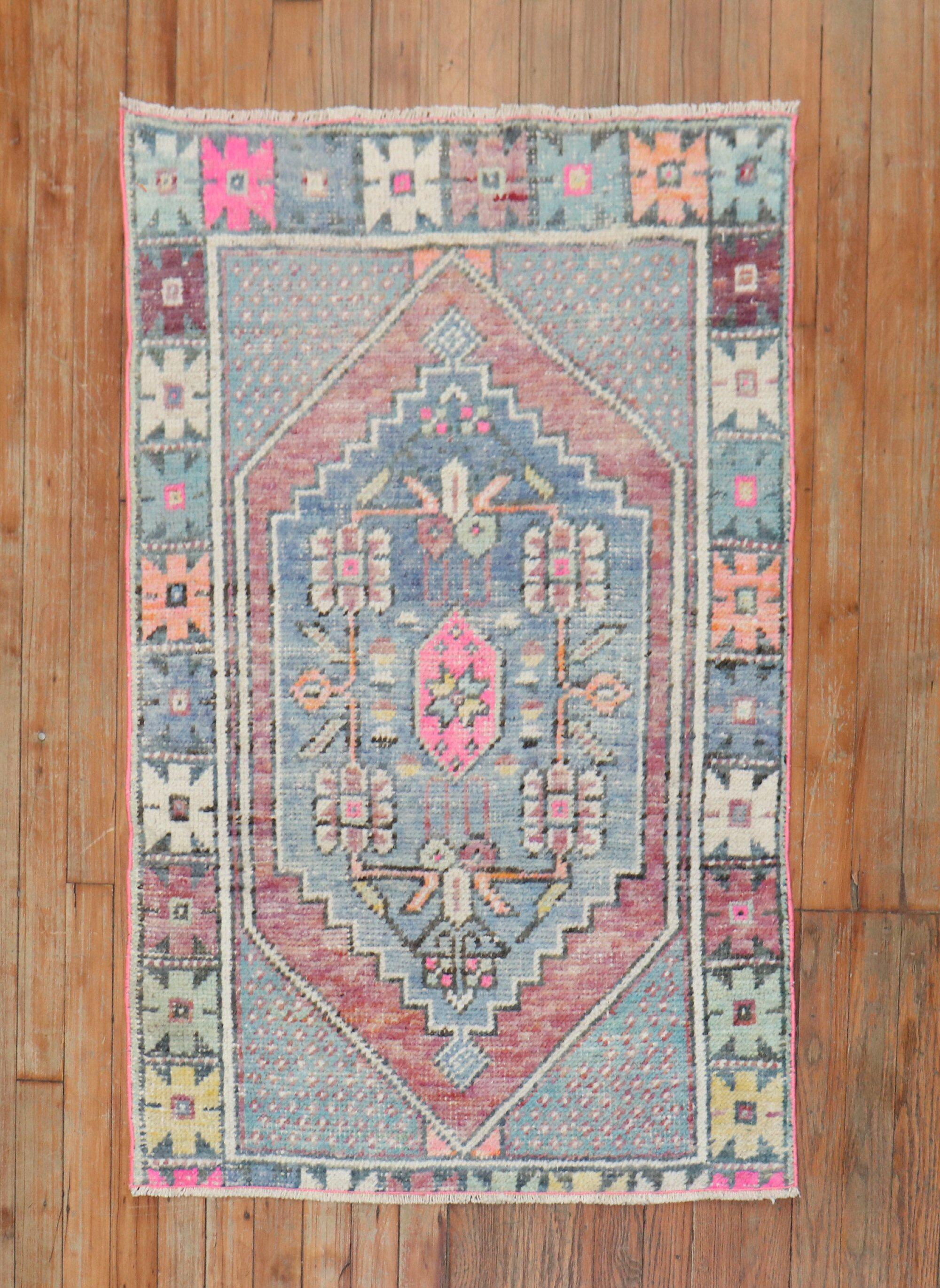 Zabihi Collection Vintage Türkisch  Lavendelrosa Anatolischer Kleiner Teppich im Zustand „Gut“ im Angebot in New York, NY