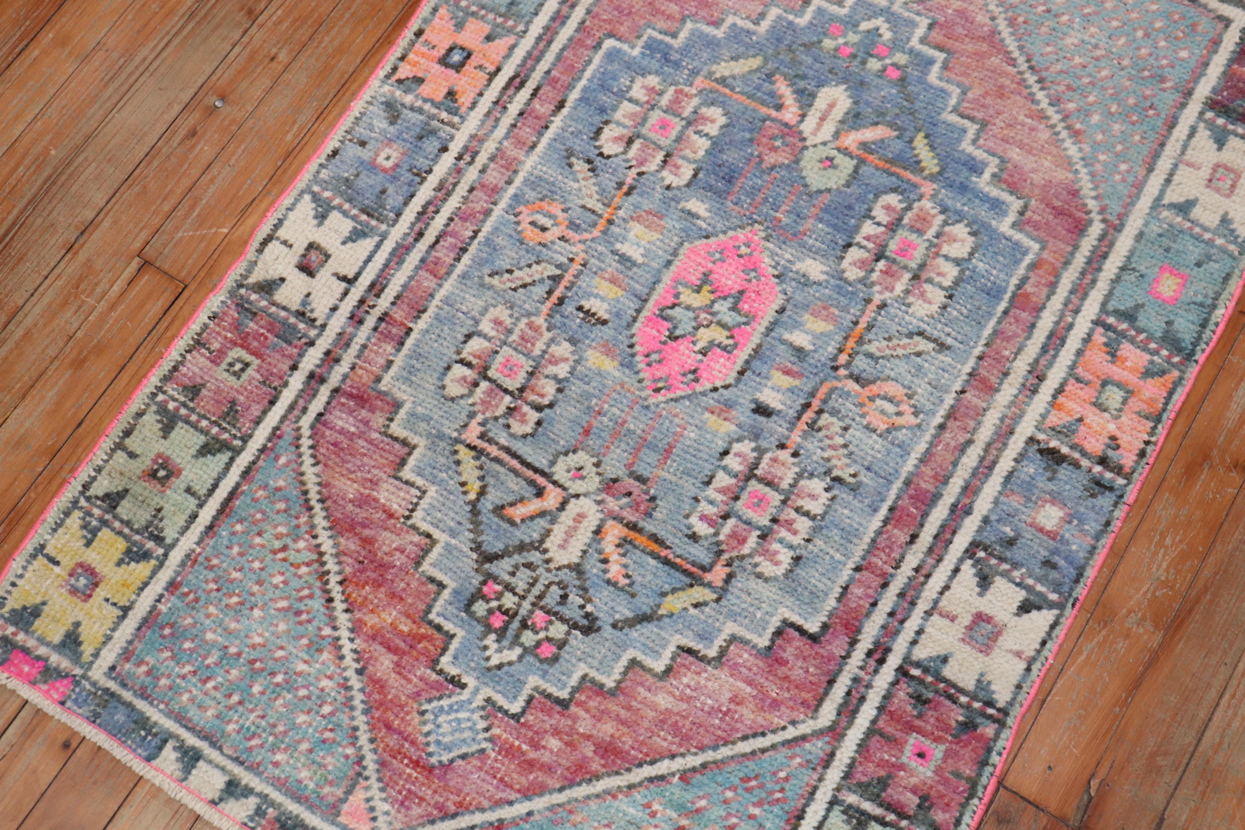 Zabihi Collection Vintage Türkisch  Lavendelrosa Anatolischer Kleiner Teppich (Wolle) im Angebot