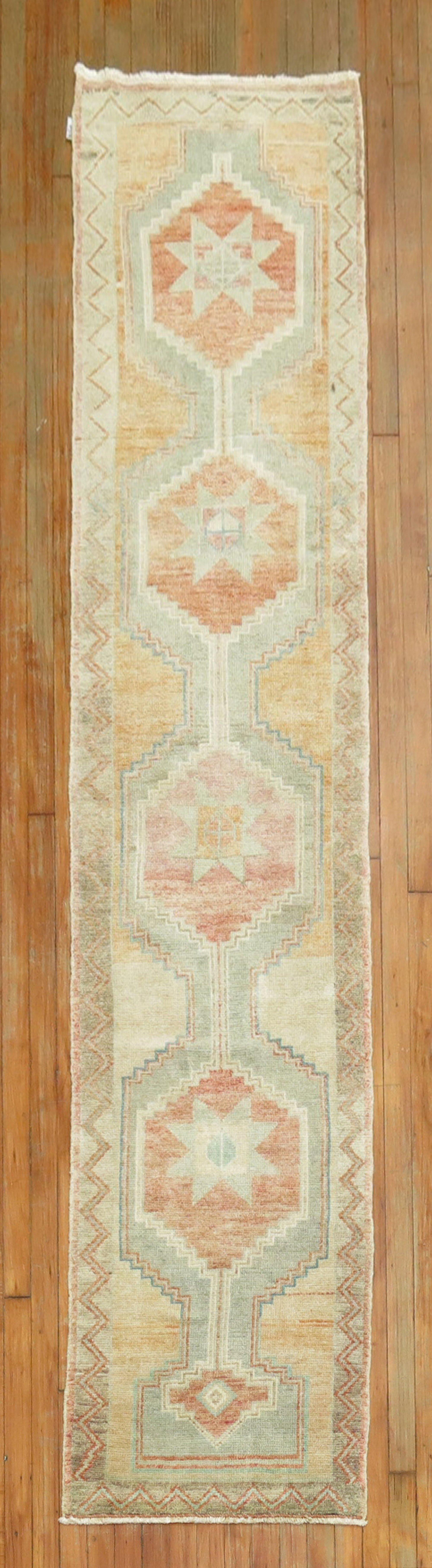 Rustico Runner anatolico stretto turco d'epoca della Collection'S di Zabihi in vendita