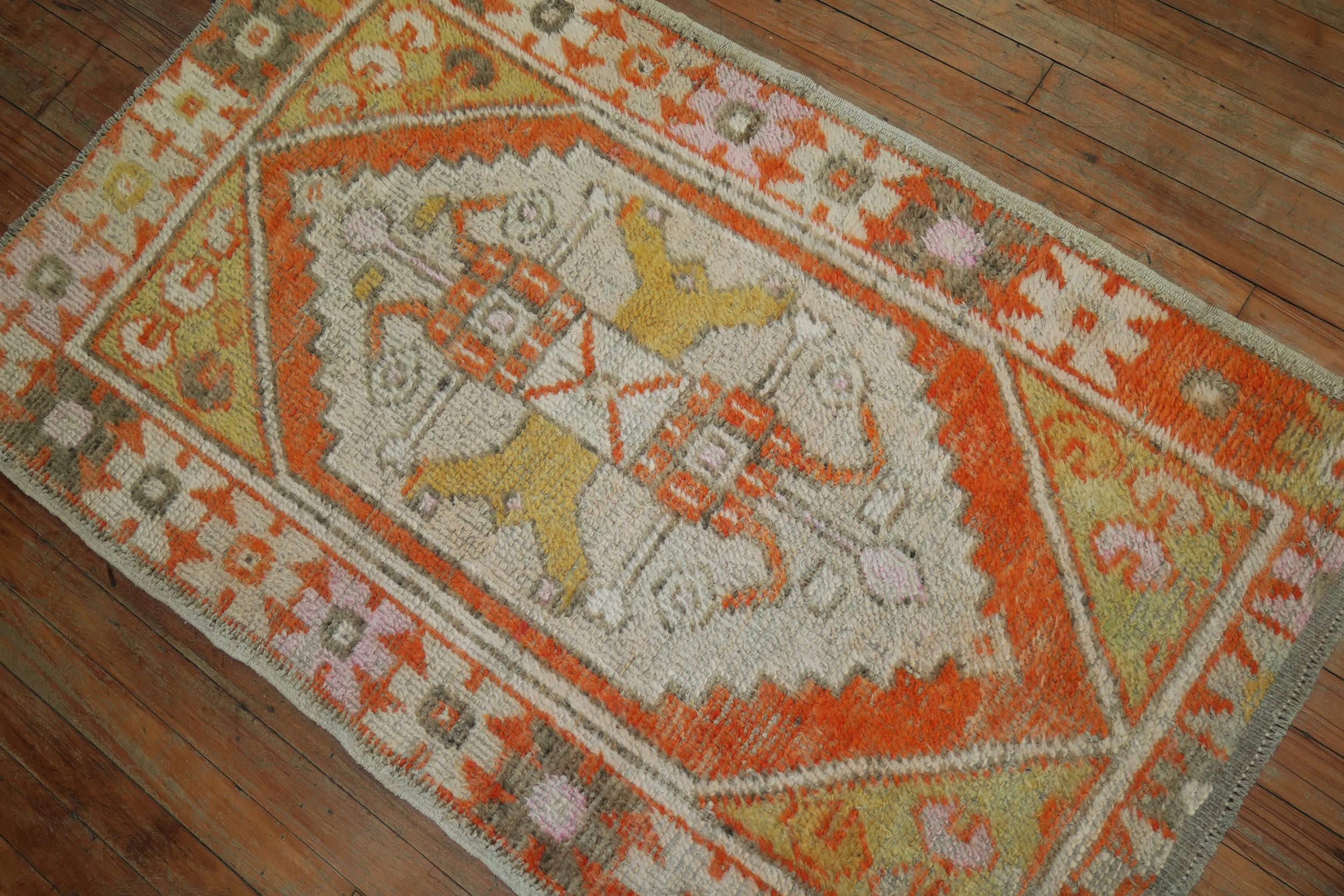 un tappeto turco anatolico Scattter di colore arancione brillante della metà del XX secolo

Dettagli
rug no.	31415
dimensione	2' 8