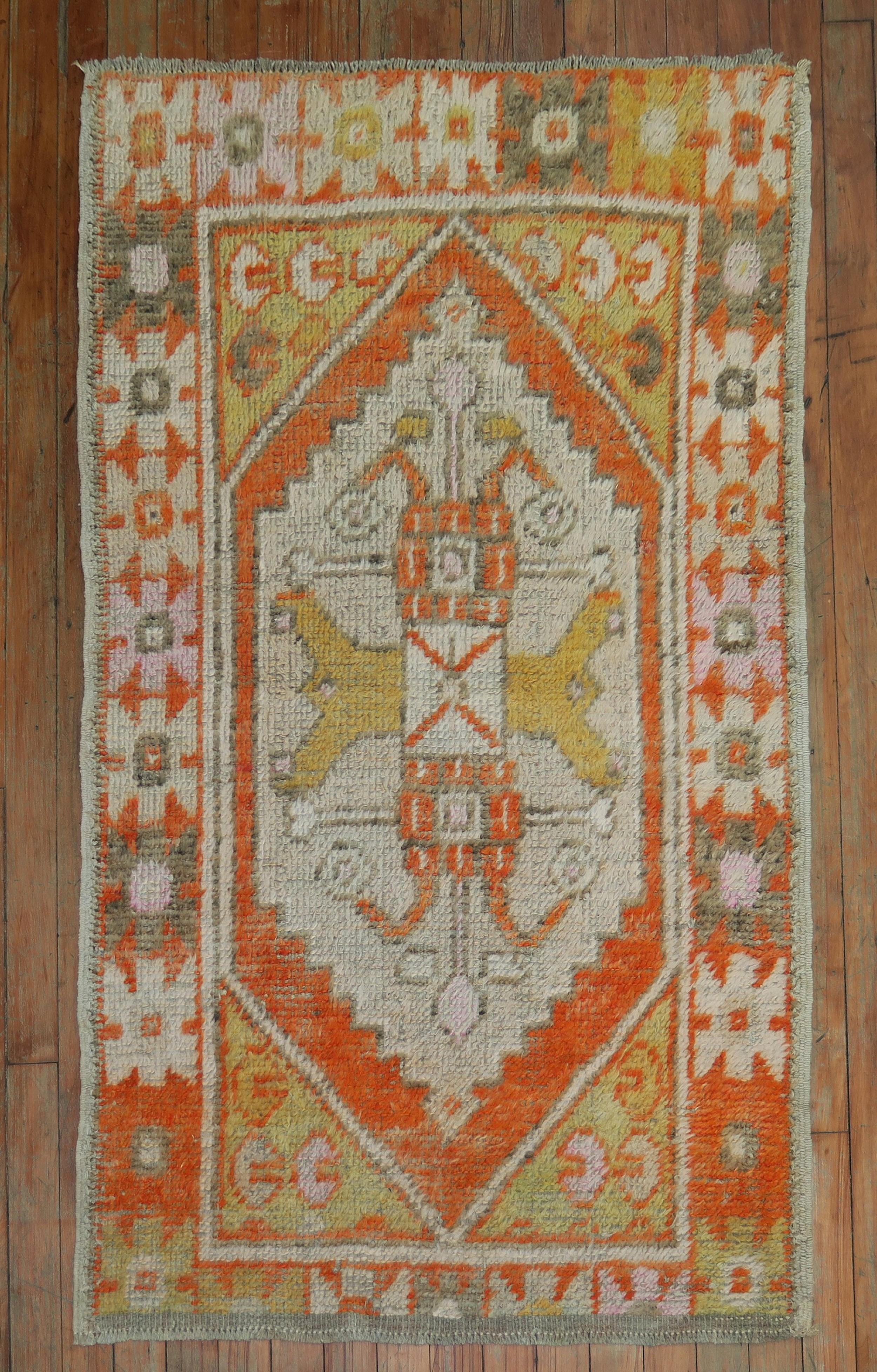 Tappeto Zabihi Collection'S Vintage Turco Arancione Anatolico Piccolo In condizioni buone in vendita a New York, NY