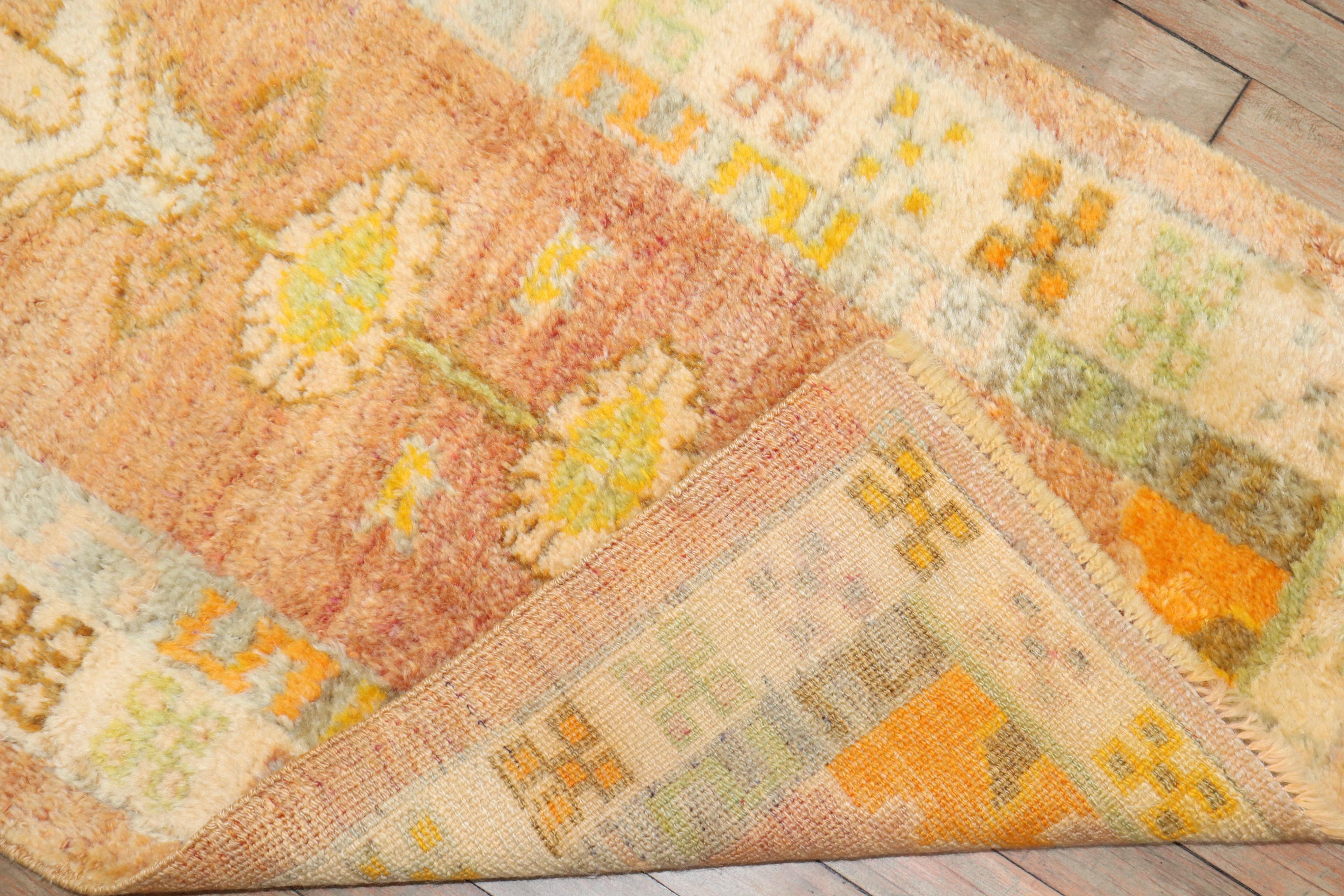 3. Quartal des 20. Jahrhunderts Türkischer Oushak mit warmen fröhlichen Farben

Einzelheiten
Teppich nein.	j3387
Größe	2' 4