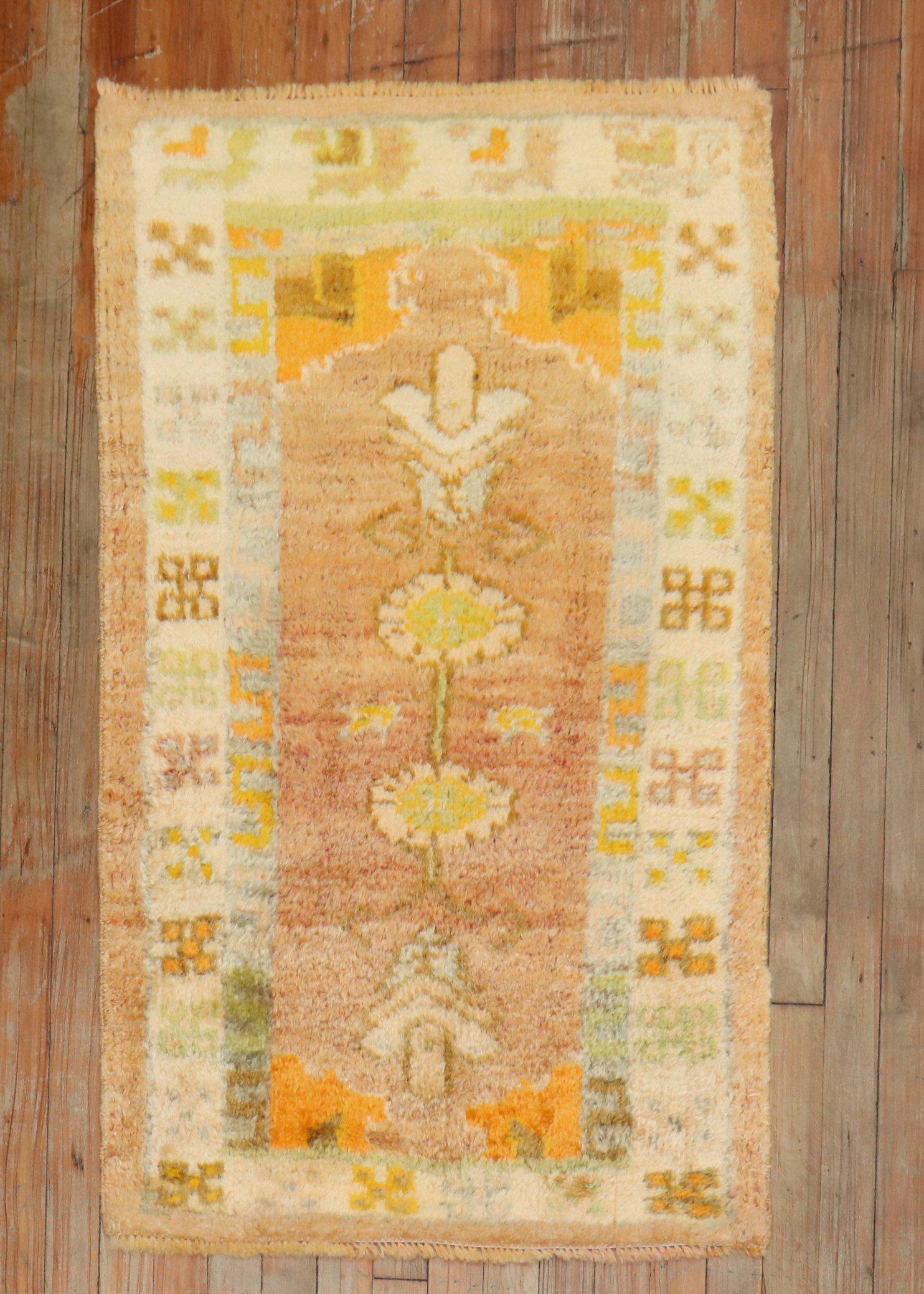 Zabihi Collection Vintage Türkisch Oushak Kleiner Wurfteppich im Zustand „Gut“ im Angebot in New York, NY