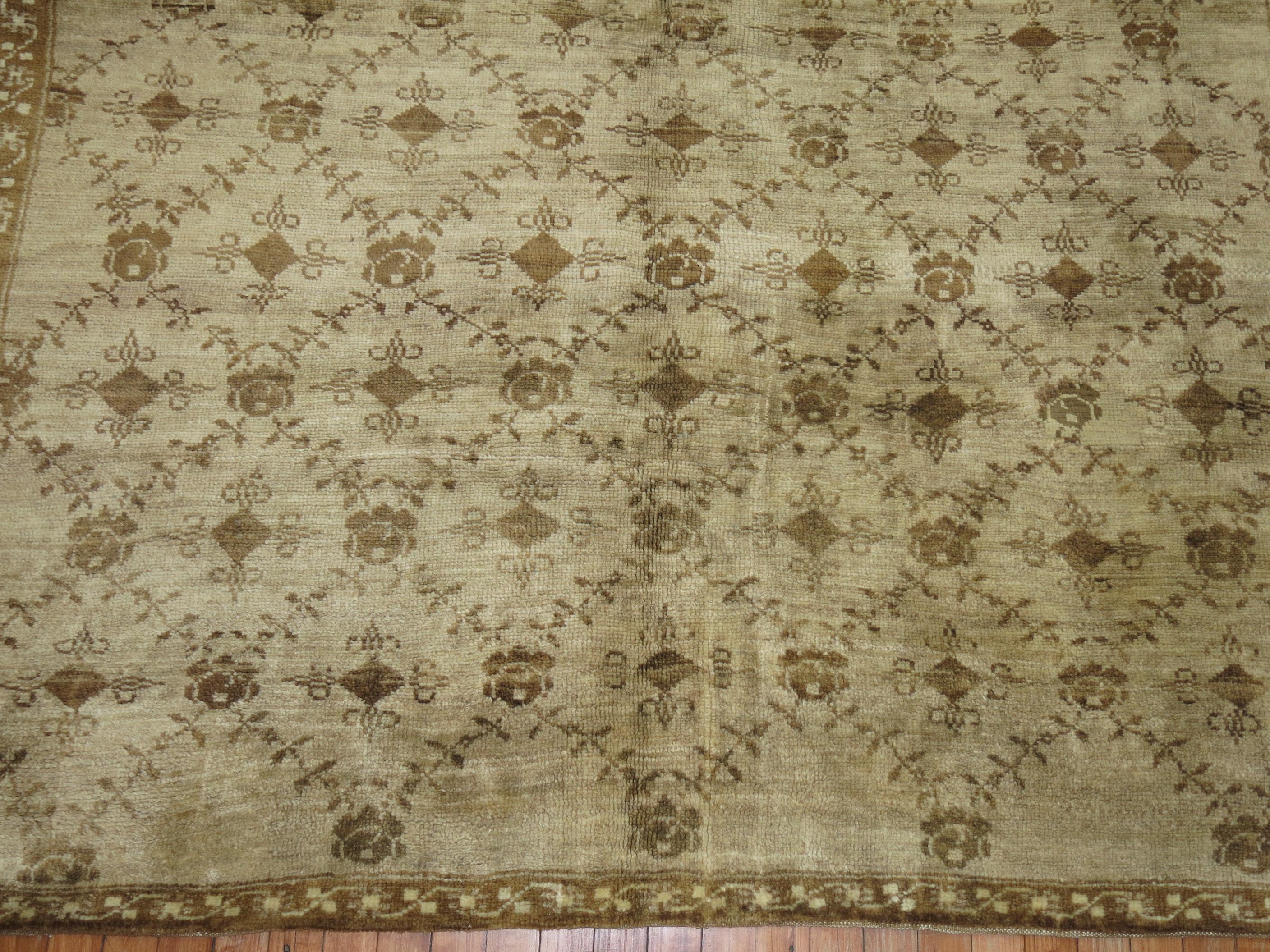 A Vintage Turkish rug with an all-over floral design in neutral tones

6'' x 7'6''


