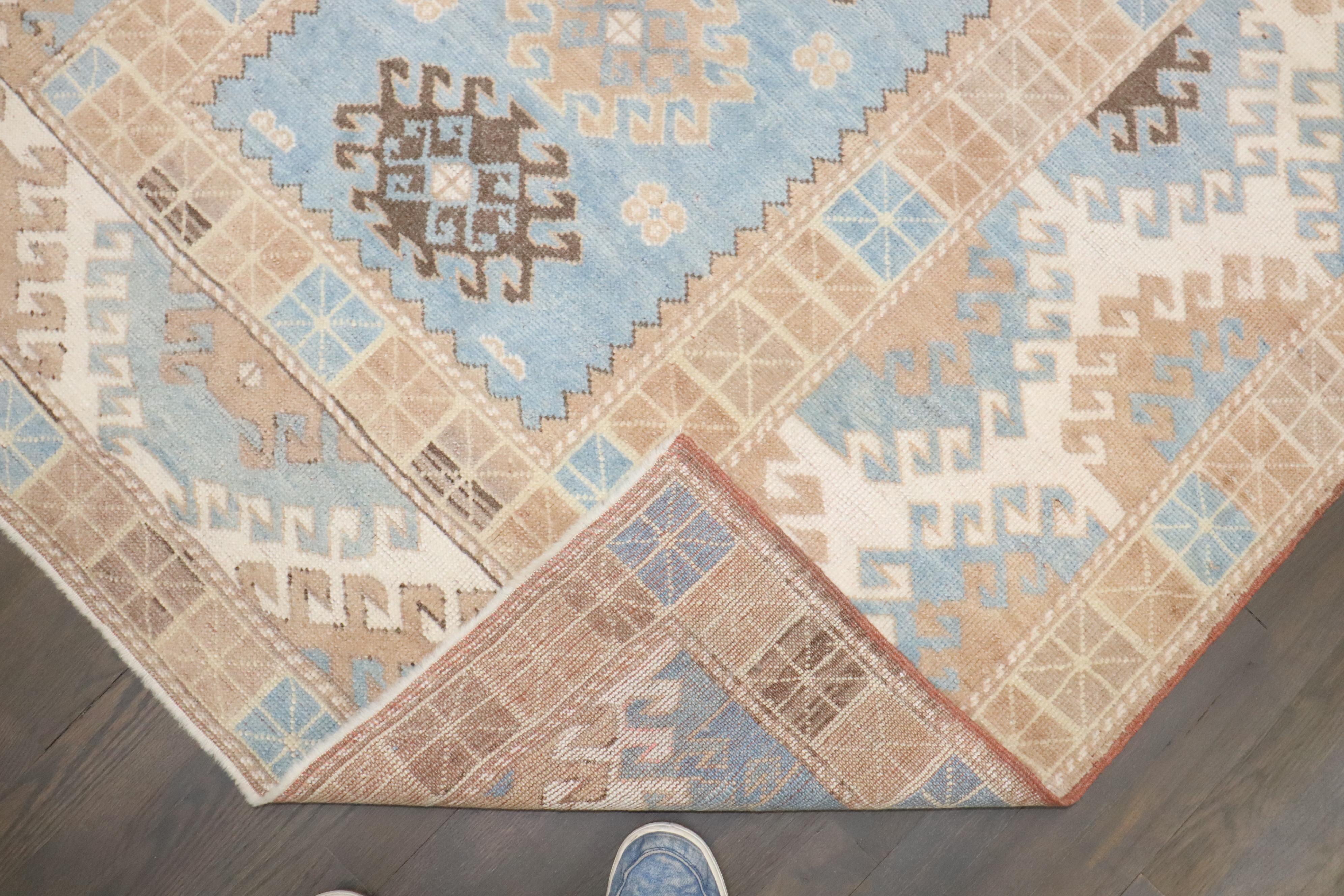 ein türkischer Konya-Teppich aus dem 3. Quartal des 20. Jahrhunderts in Himmelblau, Braun-, Braun- und Cremetönen

Einzelheiten
Teppich nein.	j4306
Größe	4' 11