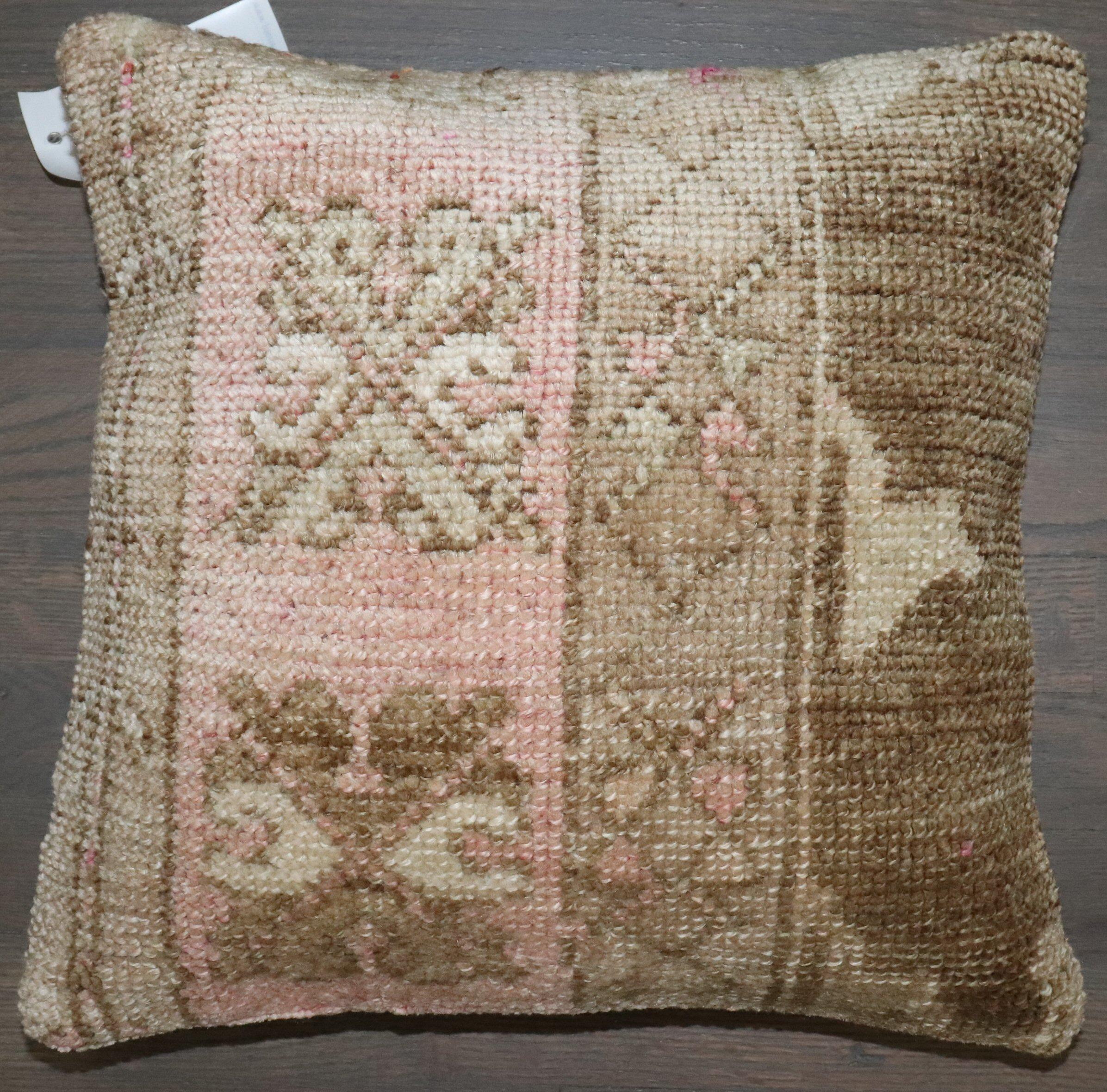 Almohada hecha con una alfombra turca vintage del siglo XX de color suave.

16'' x 16''