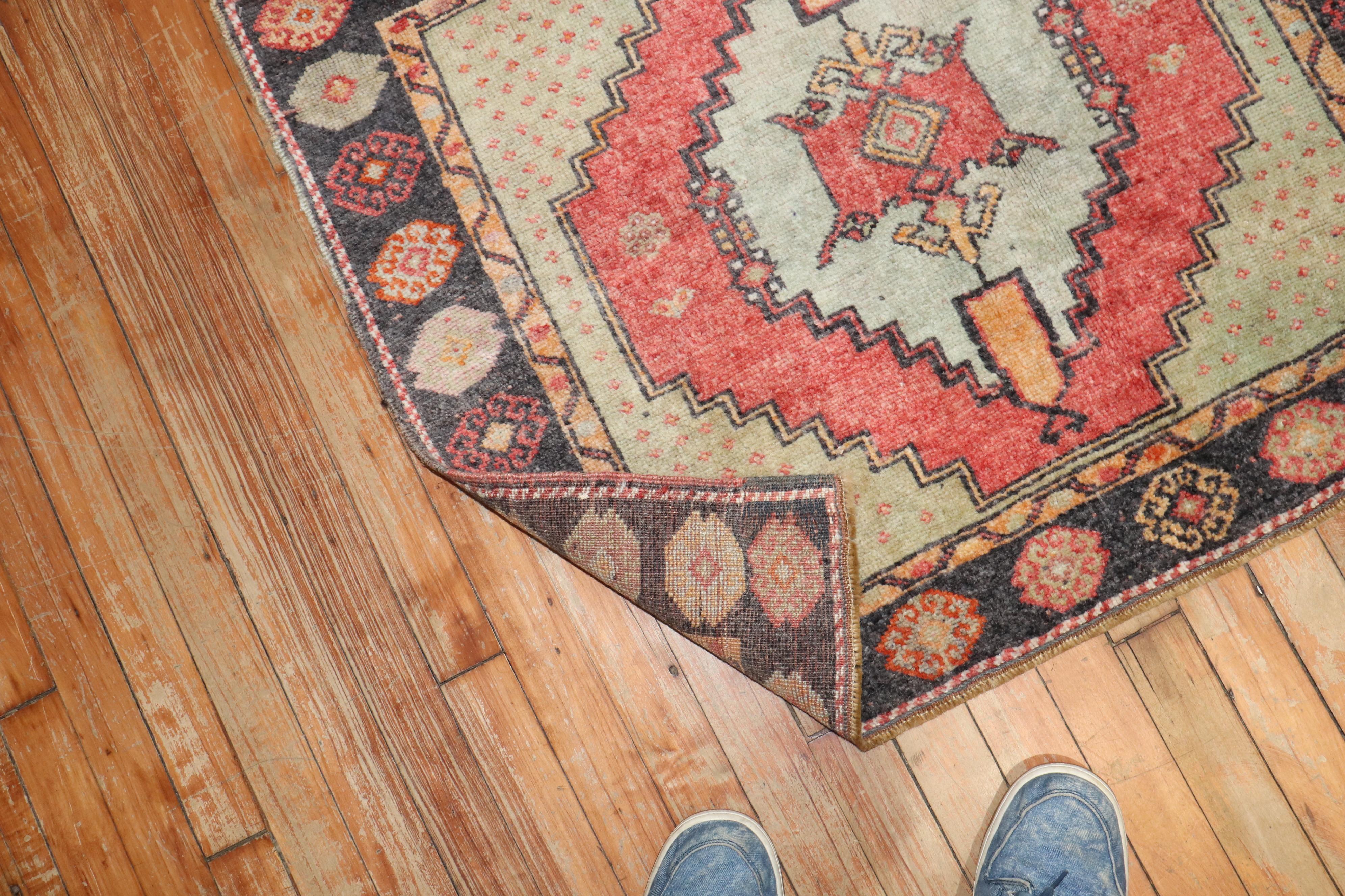 Una alfombra turca Konya de mediados del siglo XX de tamaño cuadrado pequeño

Detalles
alfombra no.	j3437
talla	2' 7
