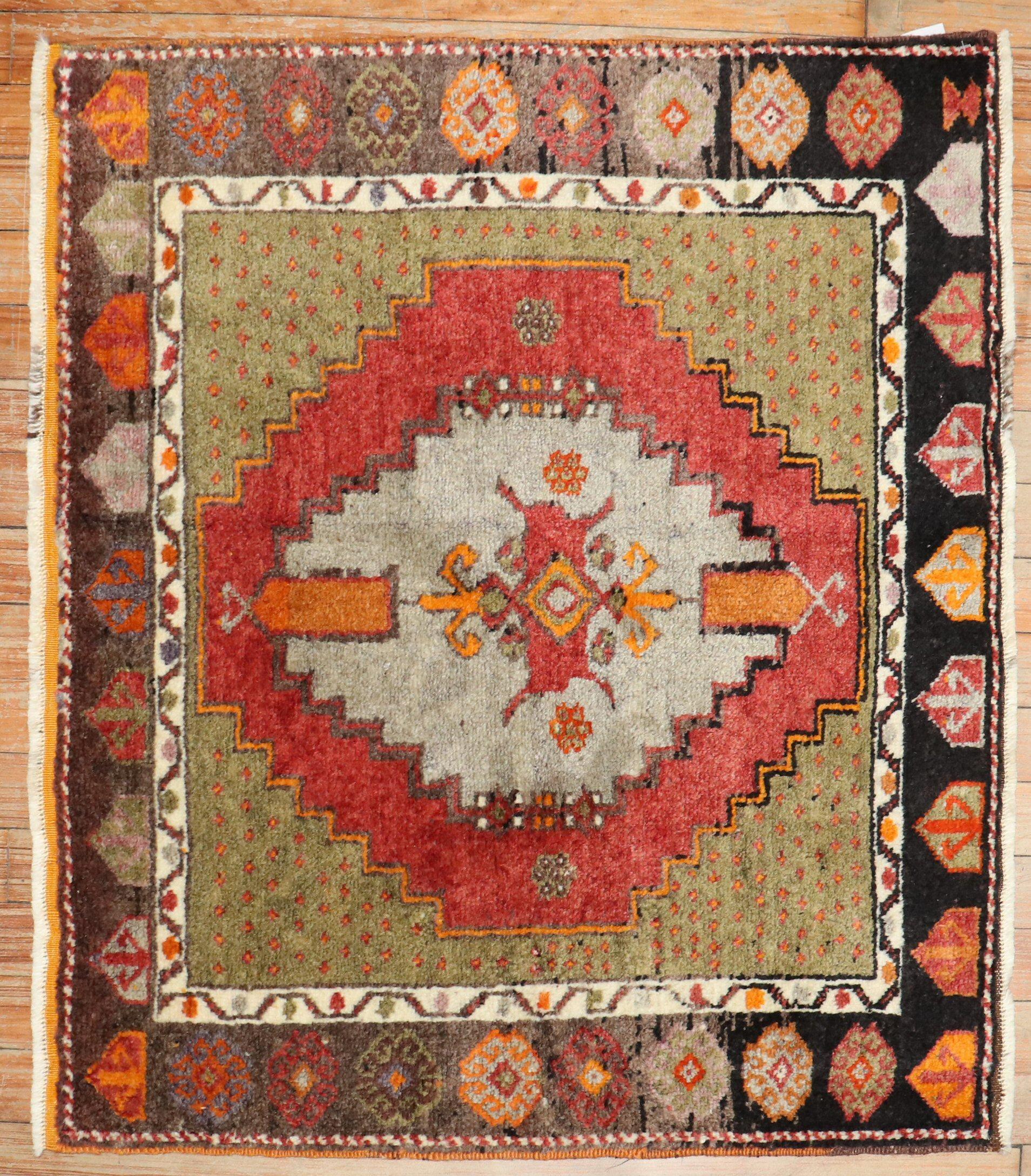 Una colorida alfombra turca de Anatolia de mediados del siglo XX de tamaño cuadrado pequeño

Detalles
alfombra no.	j3437
talla	2' 7