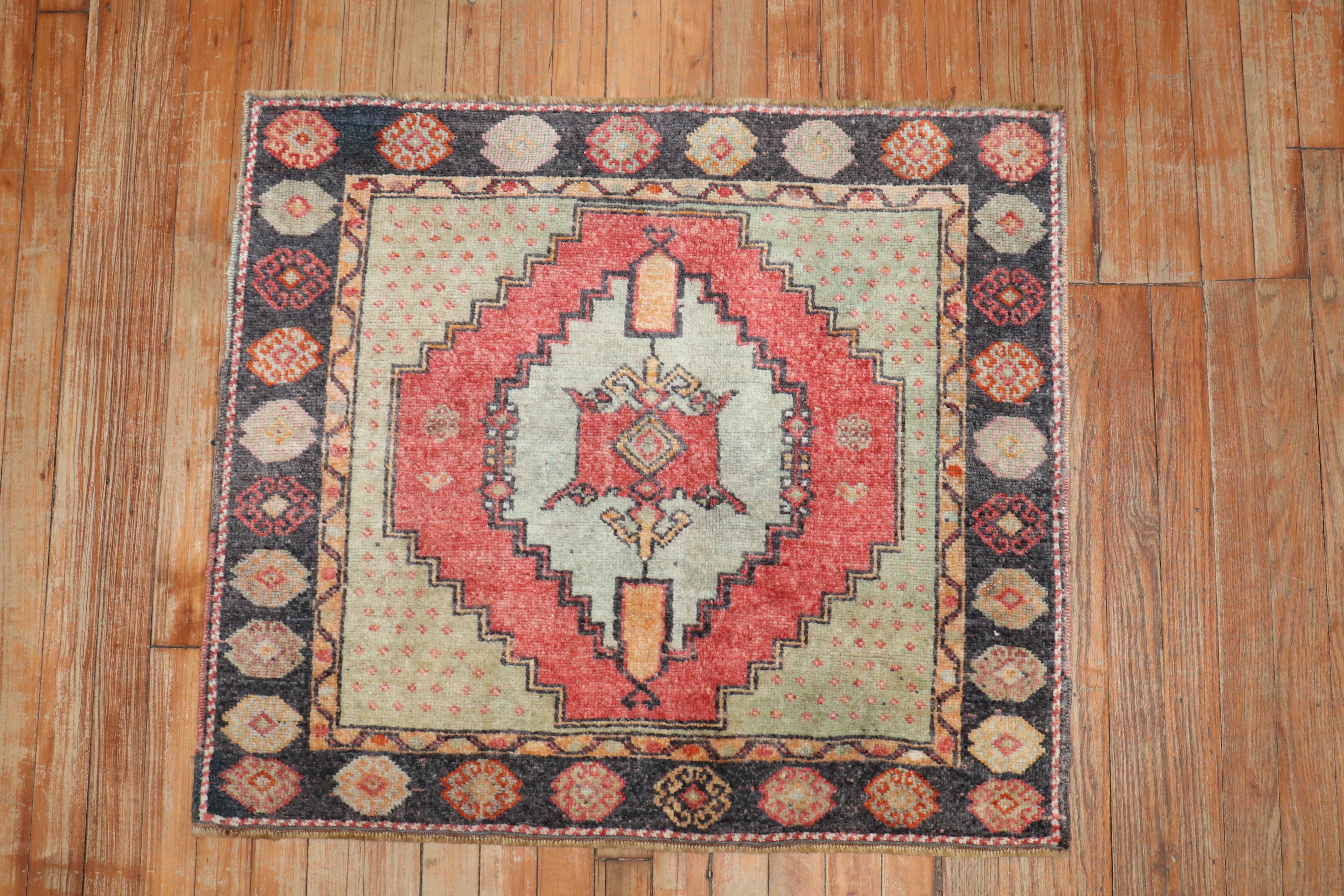 Alfombra Cuadrada Pequeña Turca Vintage Colección Zabihi Adirondack en venta