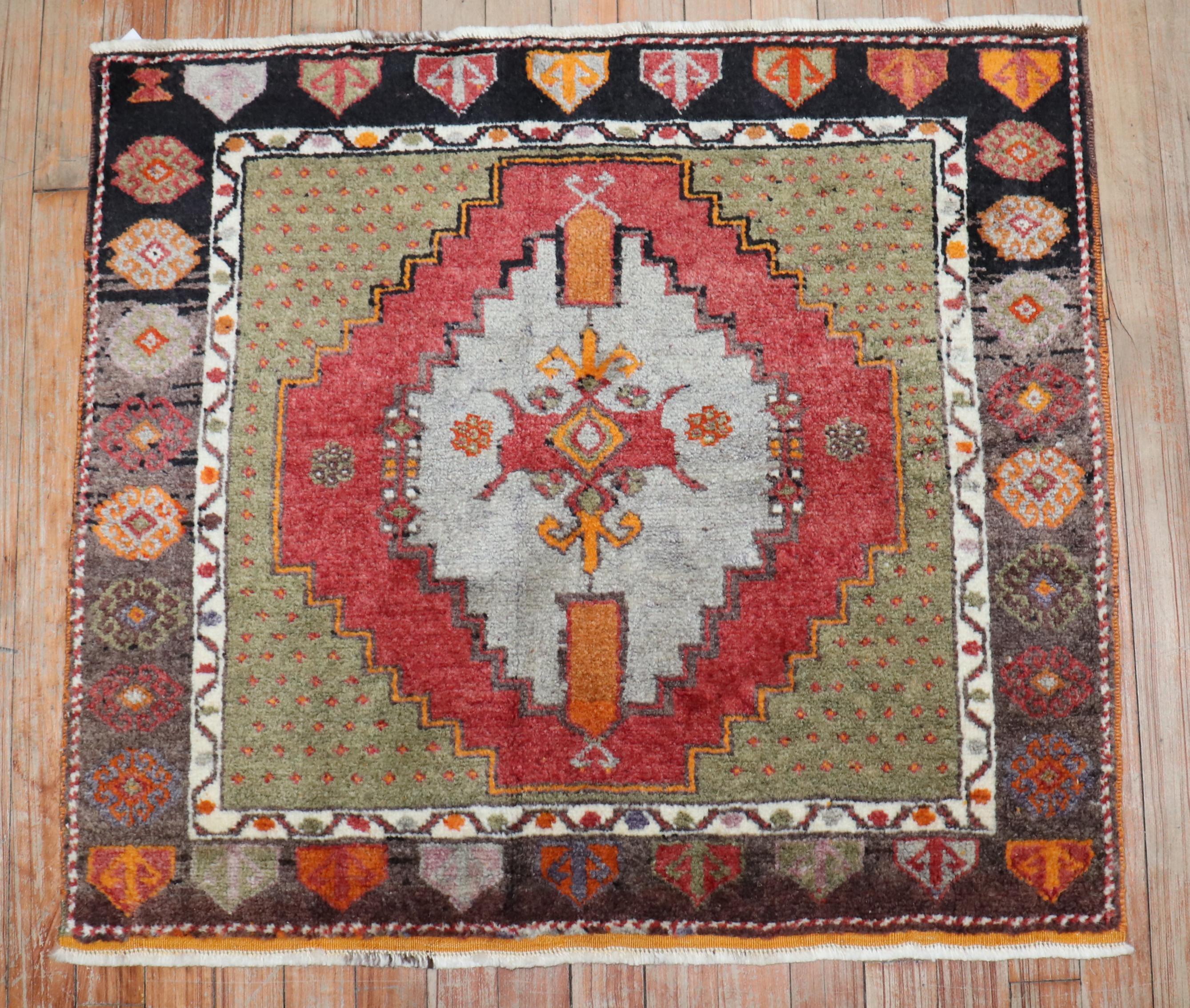 Alfombra Cuadrada Pequeña Turca Vintage Colección Zabihi Adirondack en venta
