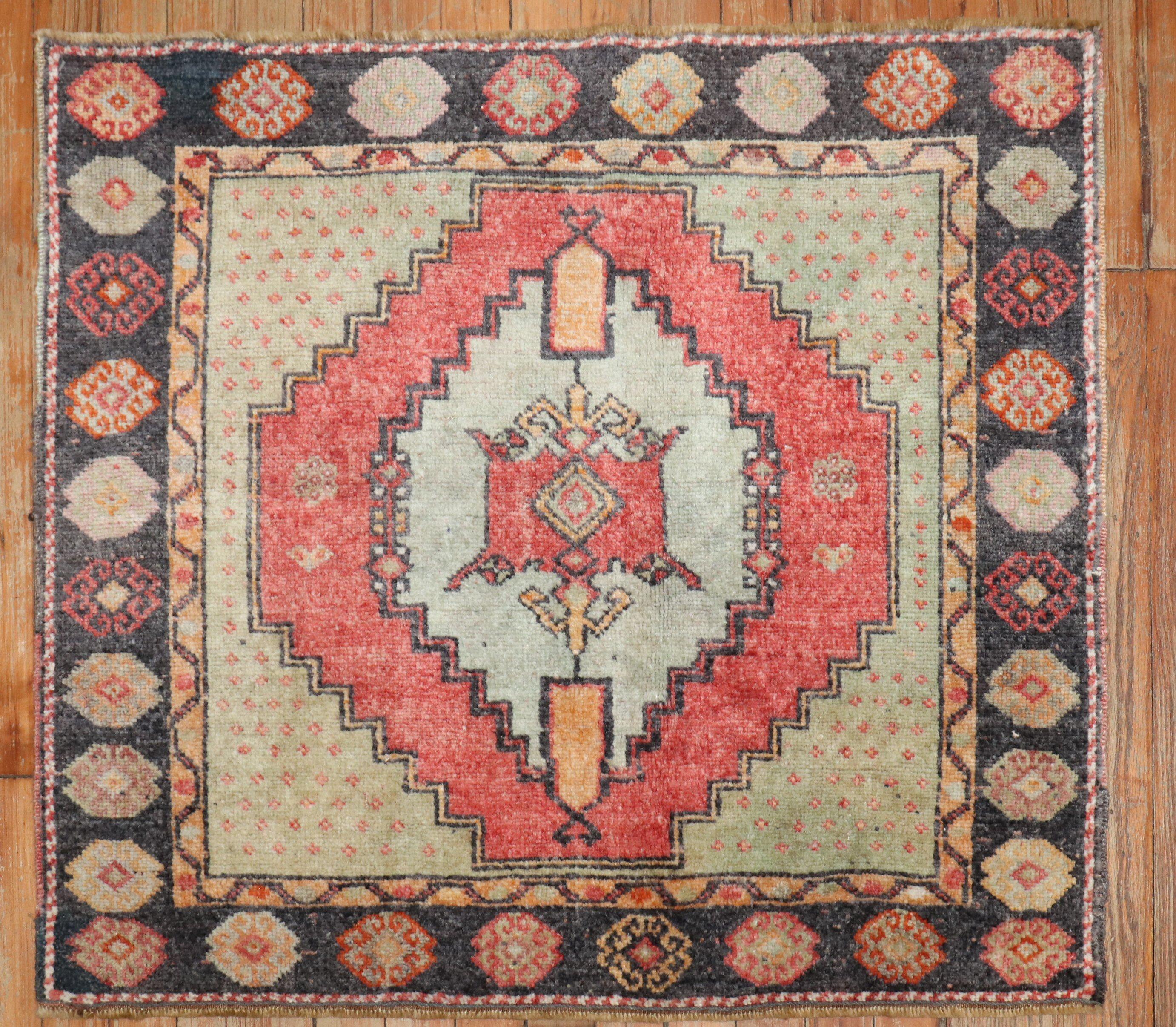 Alfombra Cuadrada Pequeña Turca Vintage Colección Zabihi Anudado a mano en venta