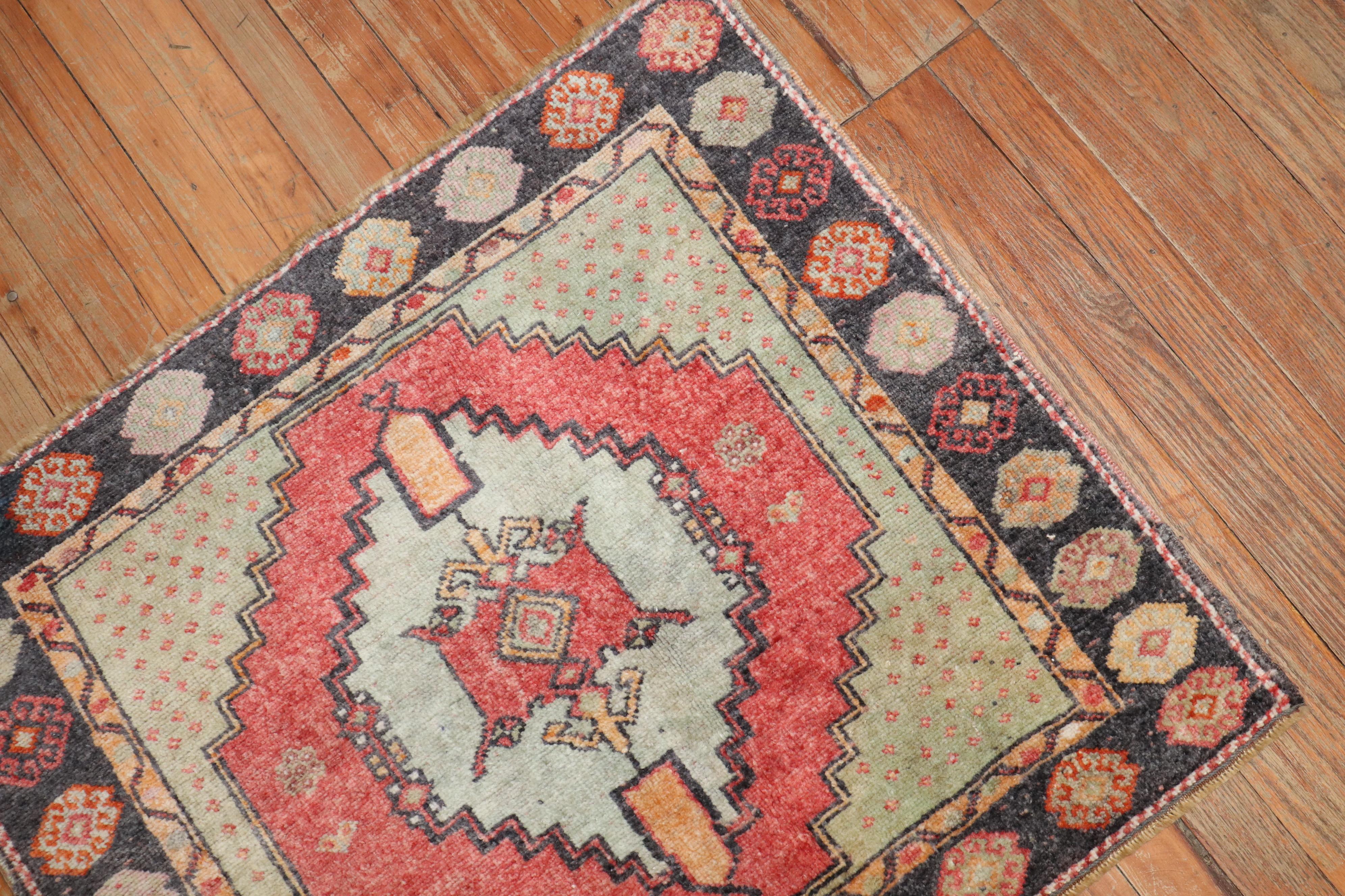 Alfombra Cuadrada Pequeña Turca Vintage Colección Zabihi en Bueno estado para la venta en New York, NY
