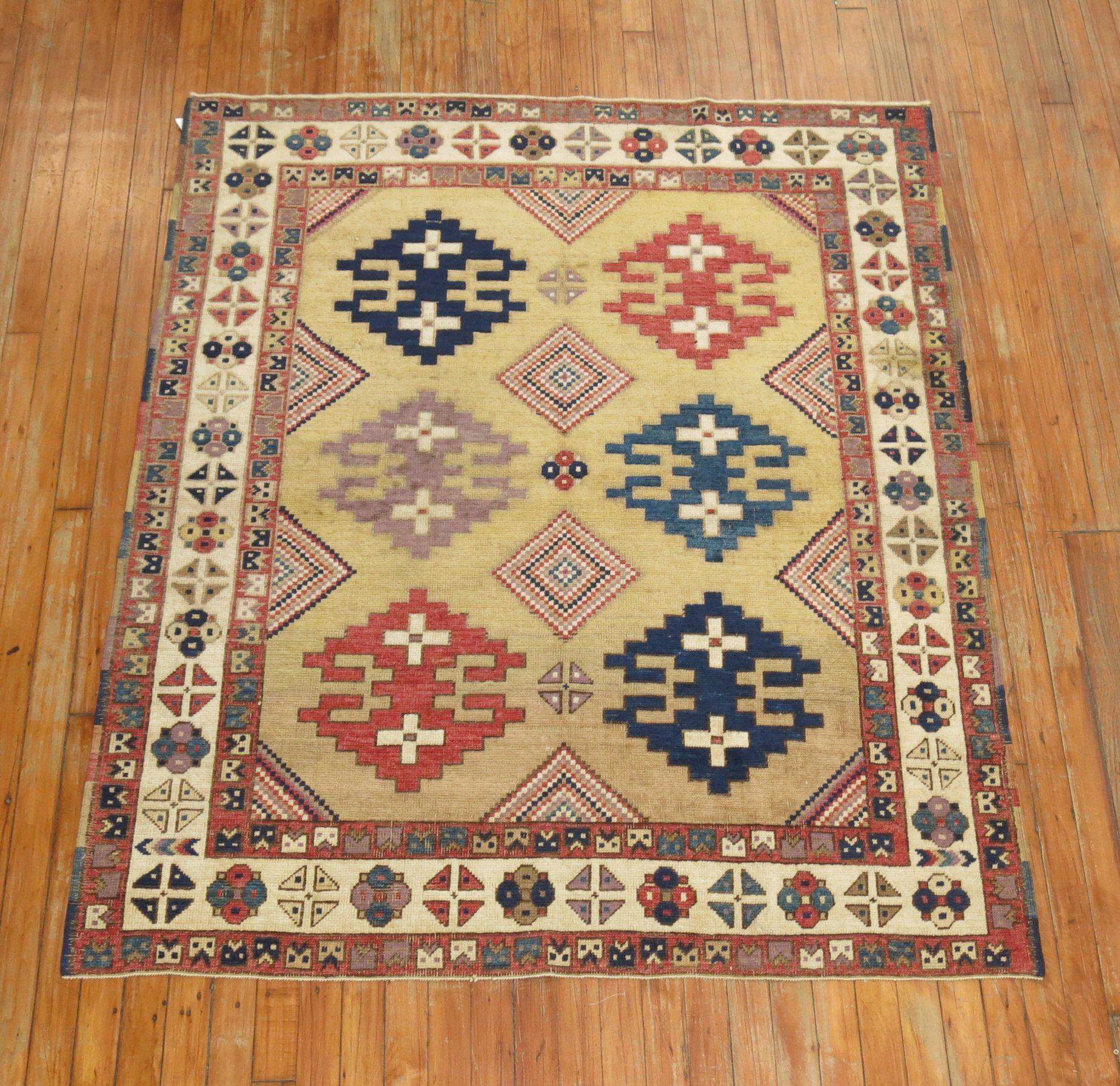 20ième siècle Tapis vintage turc tribal caucasien Derived Square Accent Collection Zabihi en vente