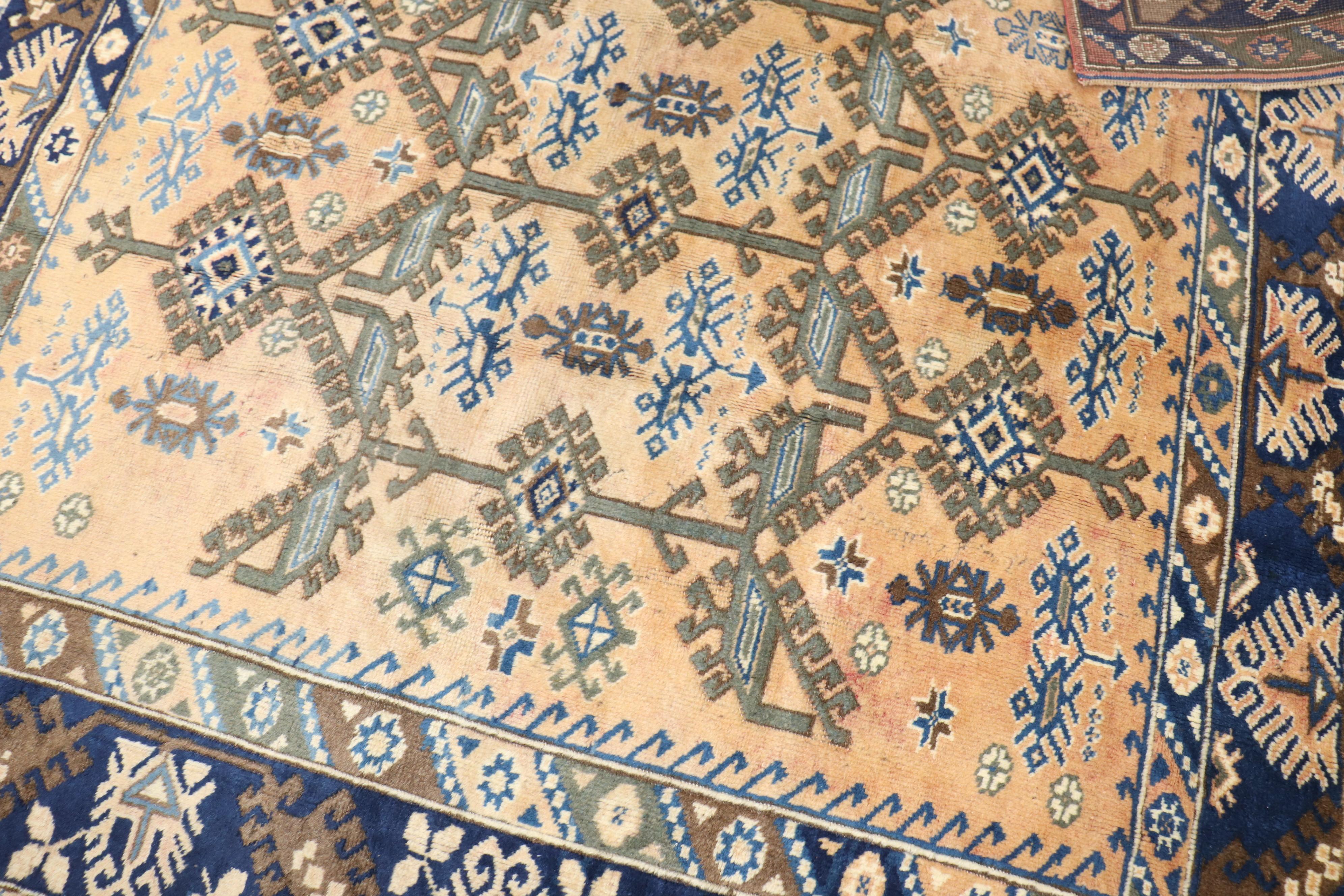 ein türkischer quadratischer Dorfteppich aus Konya aus der Mitte des 20. Jahrhunderts

Einzelheiten
Teppich nein.	j2823
Größe	6' 5