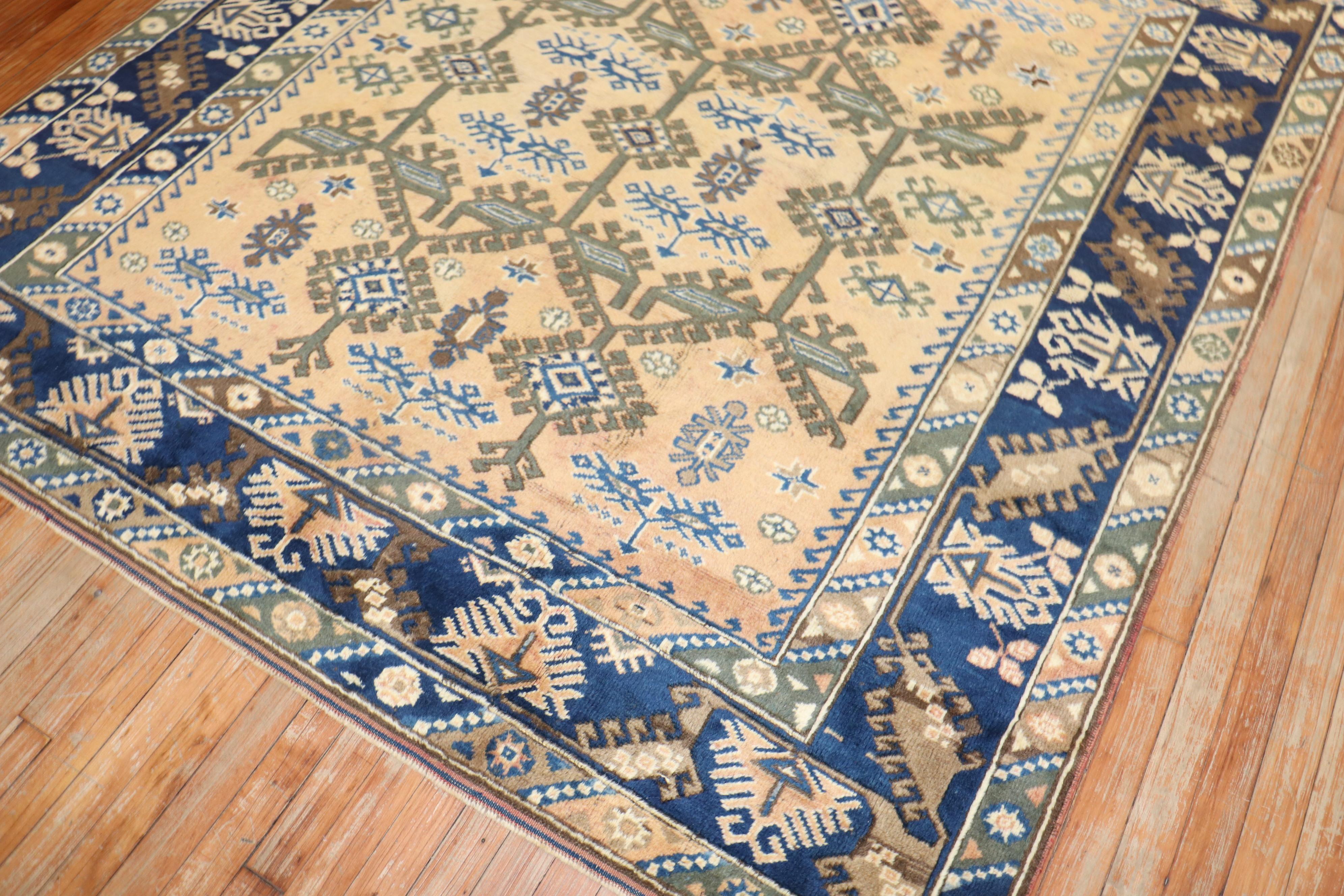 Zabihi Collection Vintage Türkischer Stammesteppich Quadratisch im Zustand „Gut“ im Angebot in New York, NY
