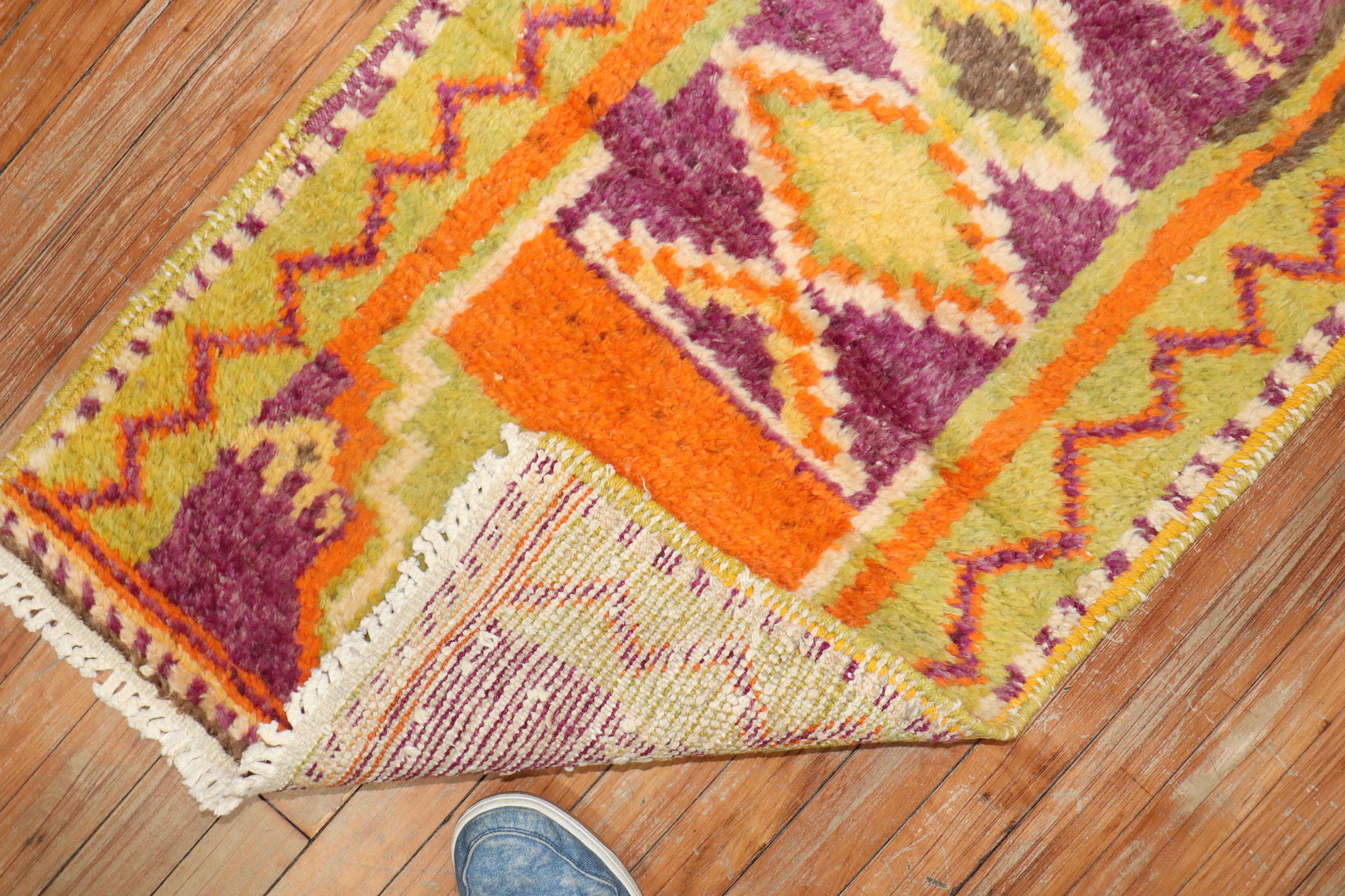 Tapis de prière turc Tulu aux couleurs saturées à dominante violette avec des tons vert tilleul et orange.

Mesures : 2'1'' x 4'2