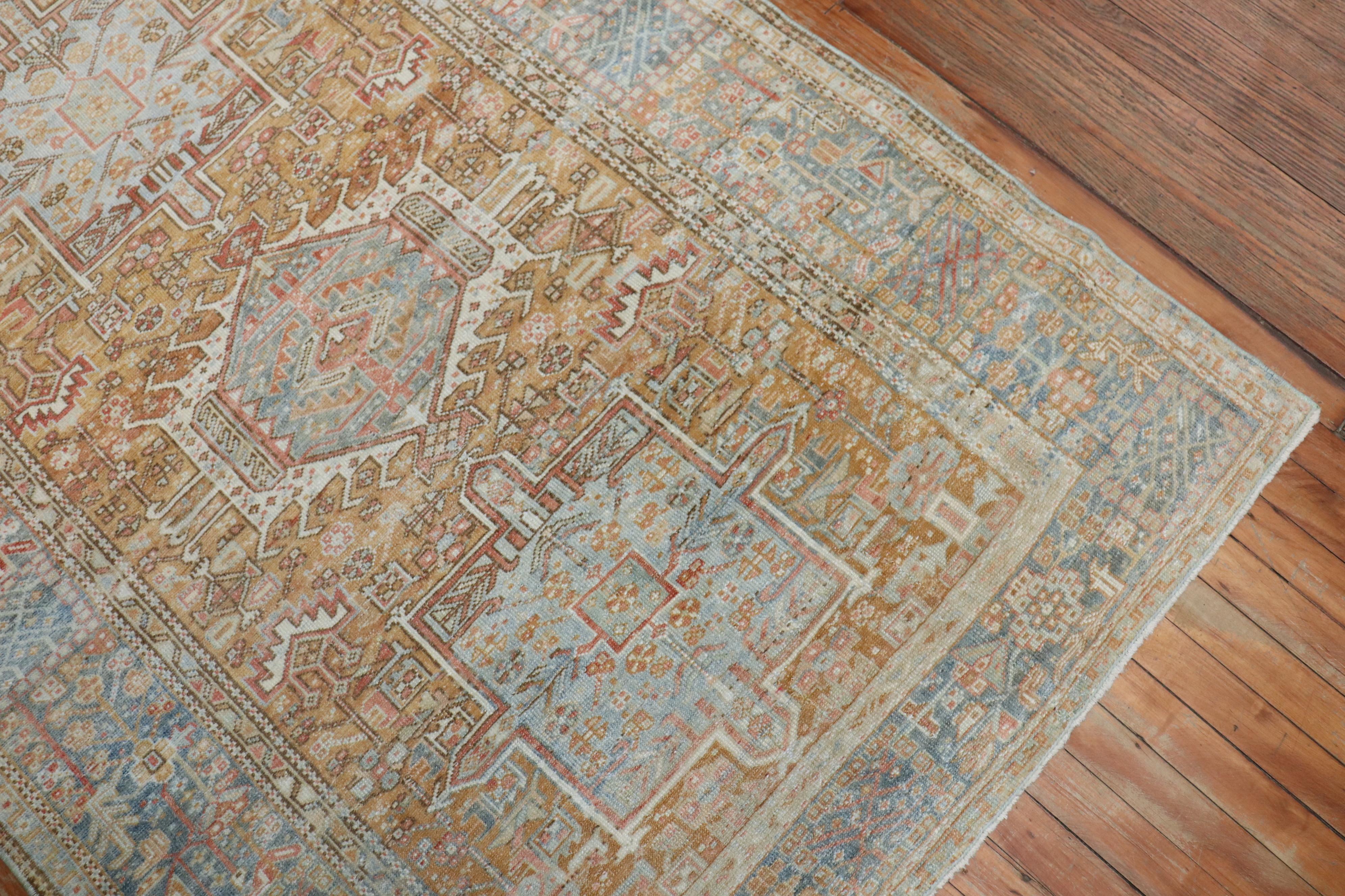 Tappeto persiano Heriz dei primi del Novecento con campo color albicocca e bordo azzurro

Dettagli
rug no.	j2013
dimensione	4' 2