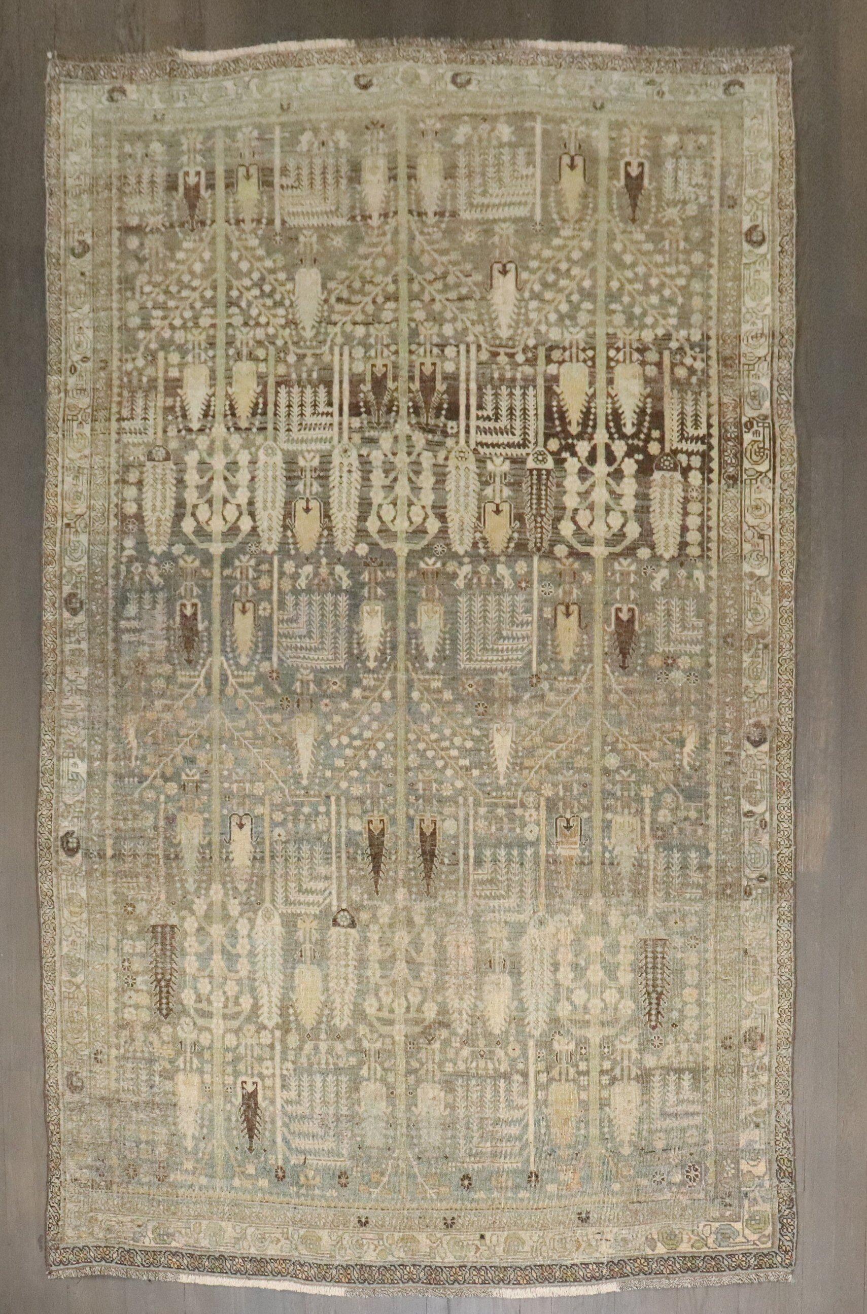 Zabihi Collection Weeping Willow Tree Antiker Bidjar Akzentteppich (Persisch) im Angebot