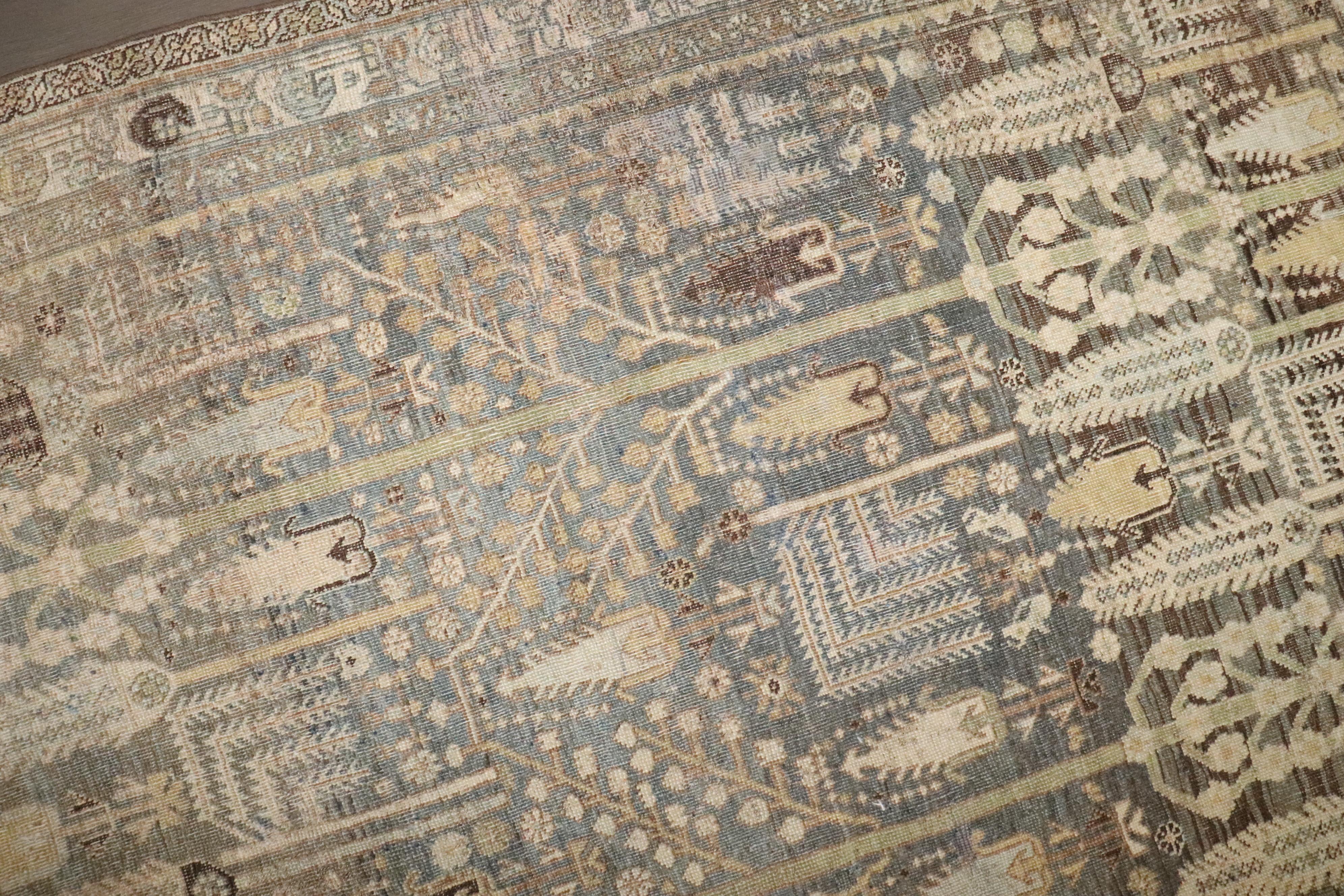 Zabihi Collection Weeping Willow Tree Antiker Bidjar Akzentteppich im Angebot 1