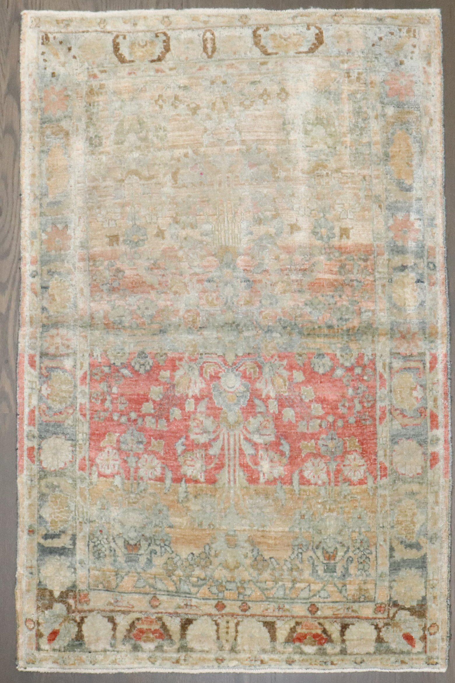 Un mini tappeto persiano Sarouk dell'inizio del XX secolo

Dettagli
rug no.	j4136
dimensione	2' x 3' (61 x 91 cm)