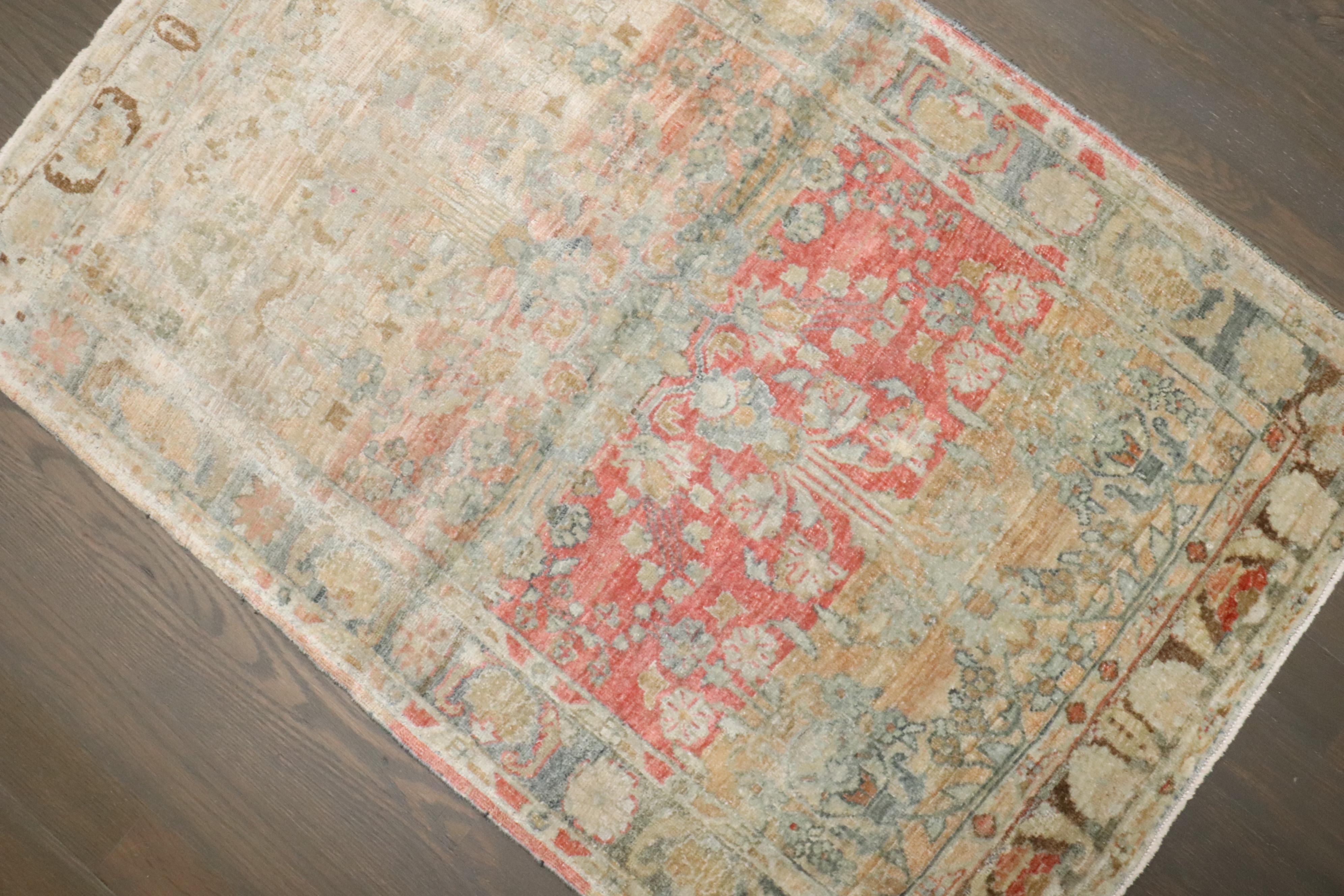 Tappeto Zabihi Collection'S, stravagante tappeto antico persiano Sarouk di piccole dimensioni In condizioni buone in vendita a New York, NY