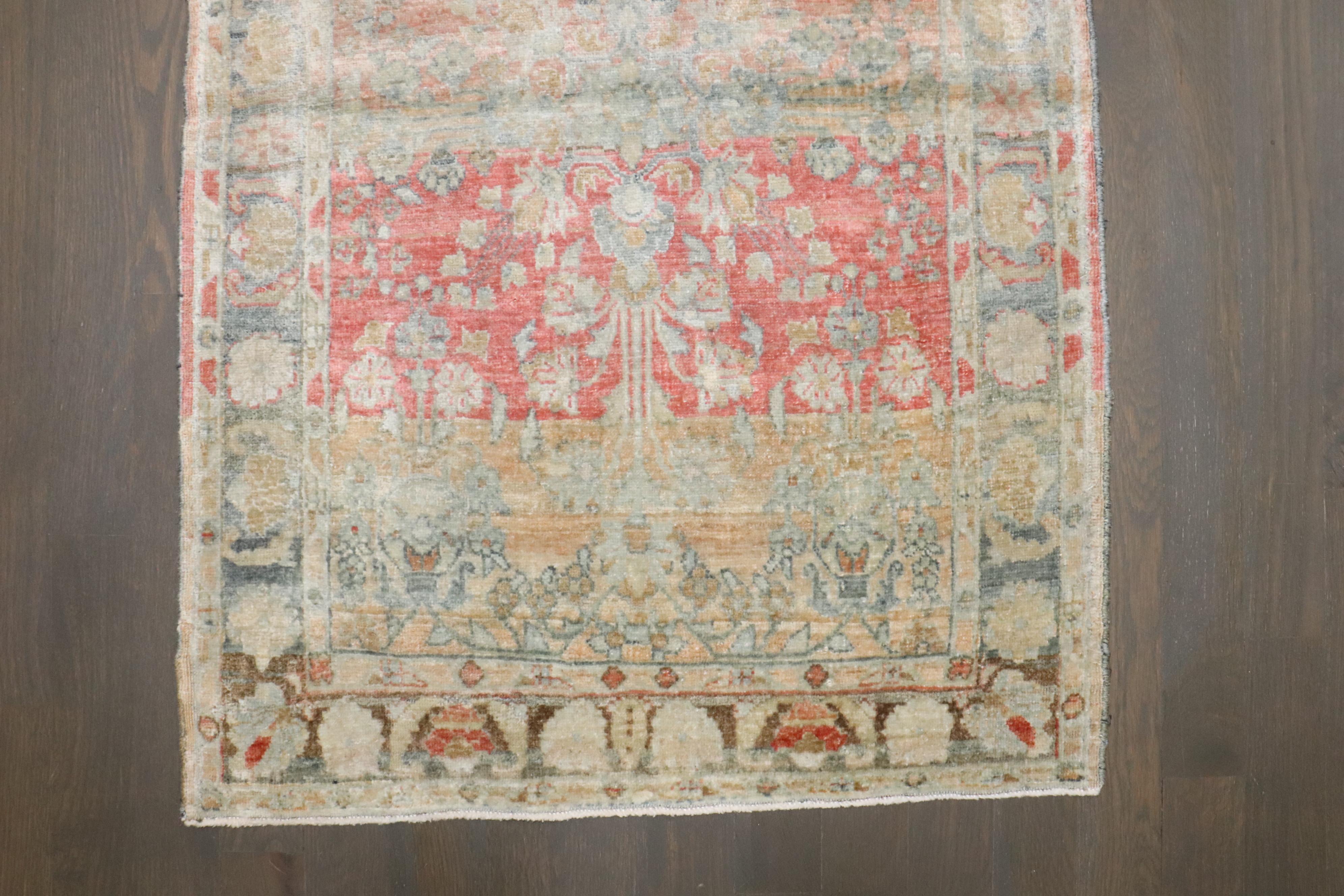 XX secolo Tappeto Zabihi Collection'S, stravagante tappeto antico persiano Sarouk di piccole dimensioni in vendita