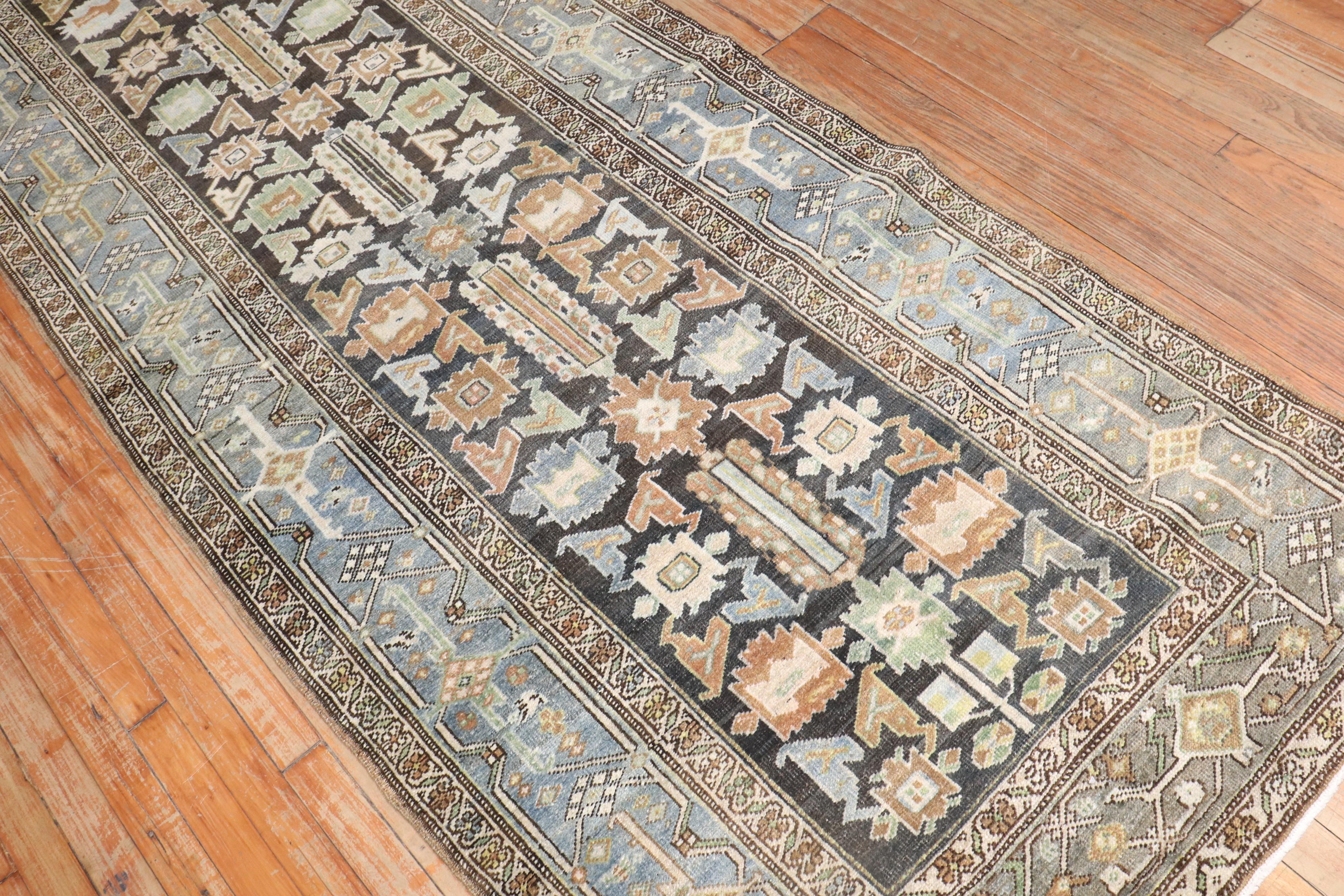 Zabihi Collection'S Breiter antiker persischer Heriz-Läufer im Zustand „Gut“ im Angebot in New York, NY