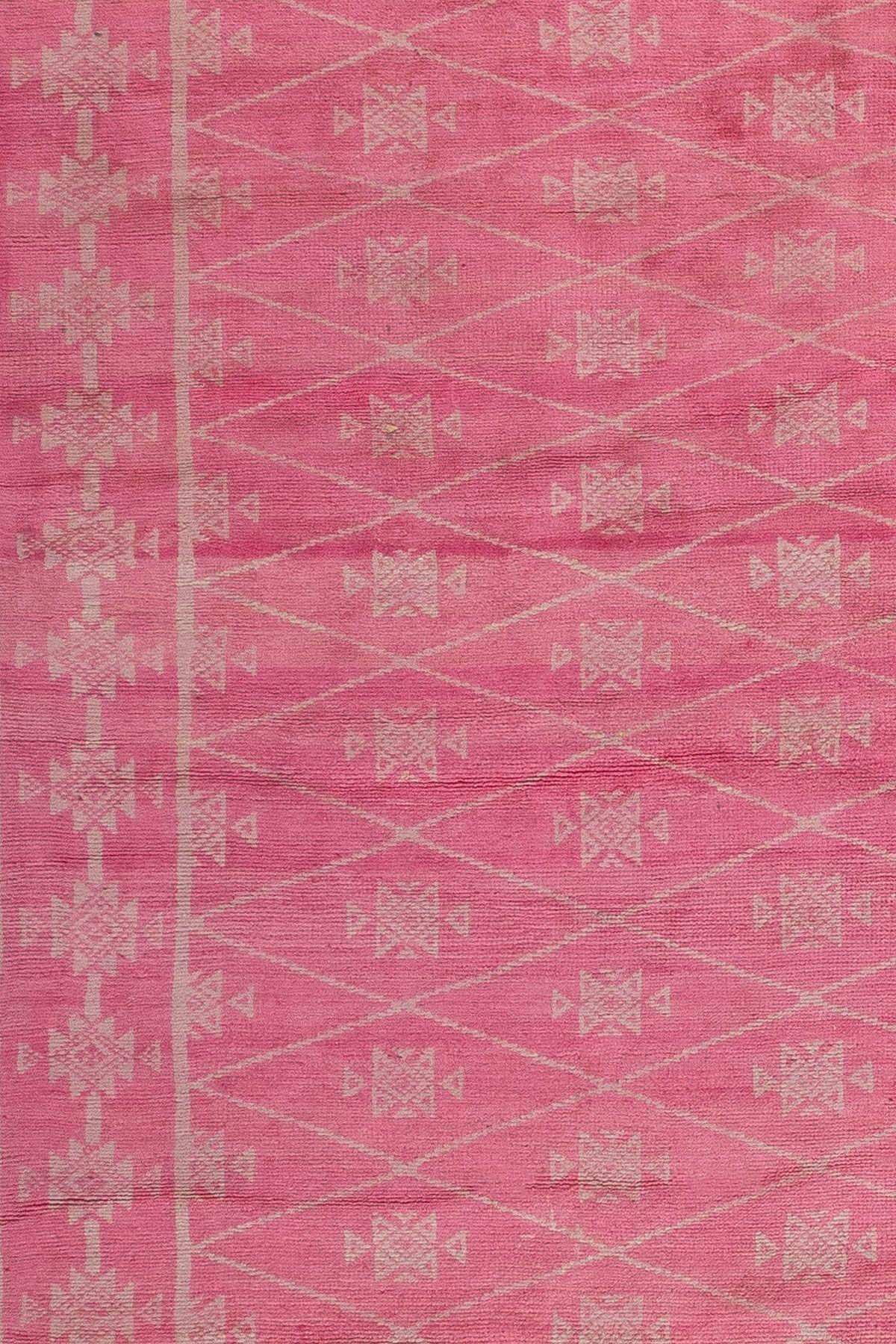 Rare tapis tribal Ersari du 20e siècle à dominante rose vif. Ne pas confondre avec une surteinture. Les teintures sont 100 % végétales.

Détails
rug no.	j3068
taille	12' 2