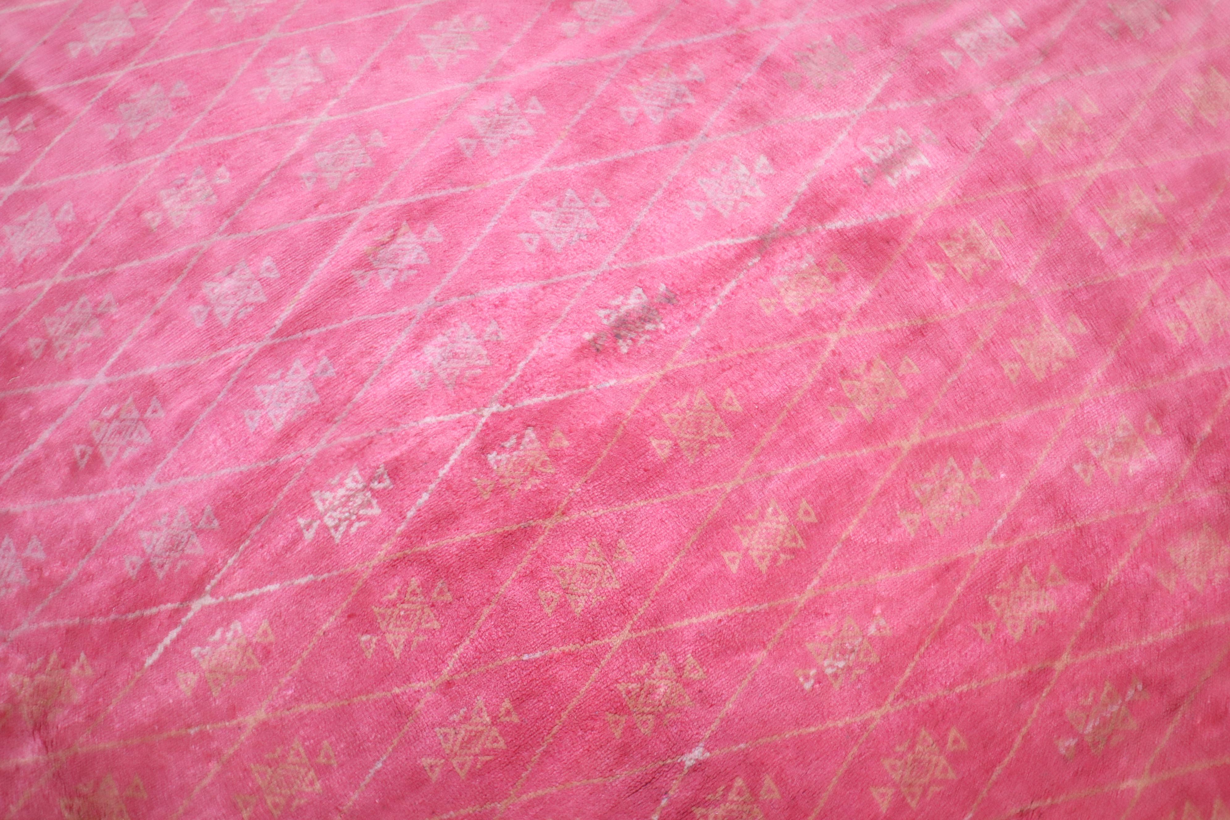 Tapis afghan surdimensionné rose sauvage collection Zabihi Bon état - En vente à New York, NY
