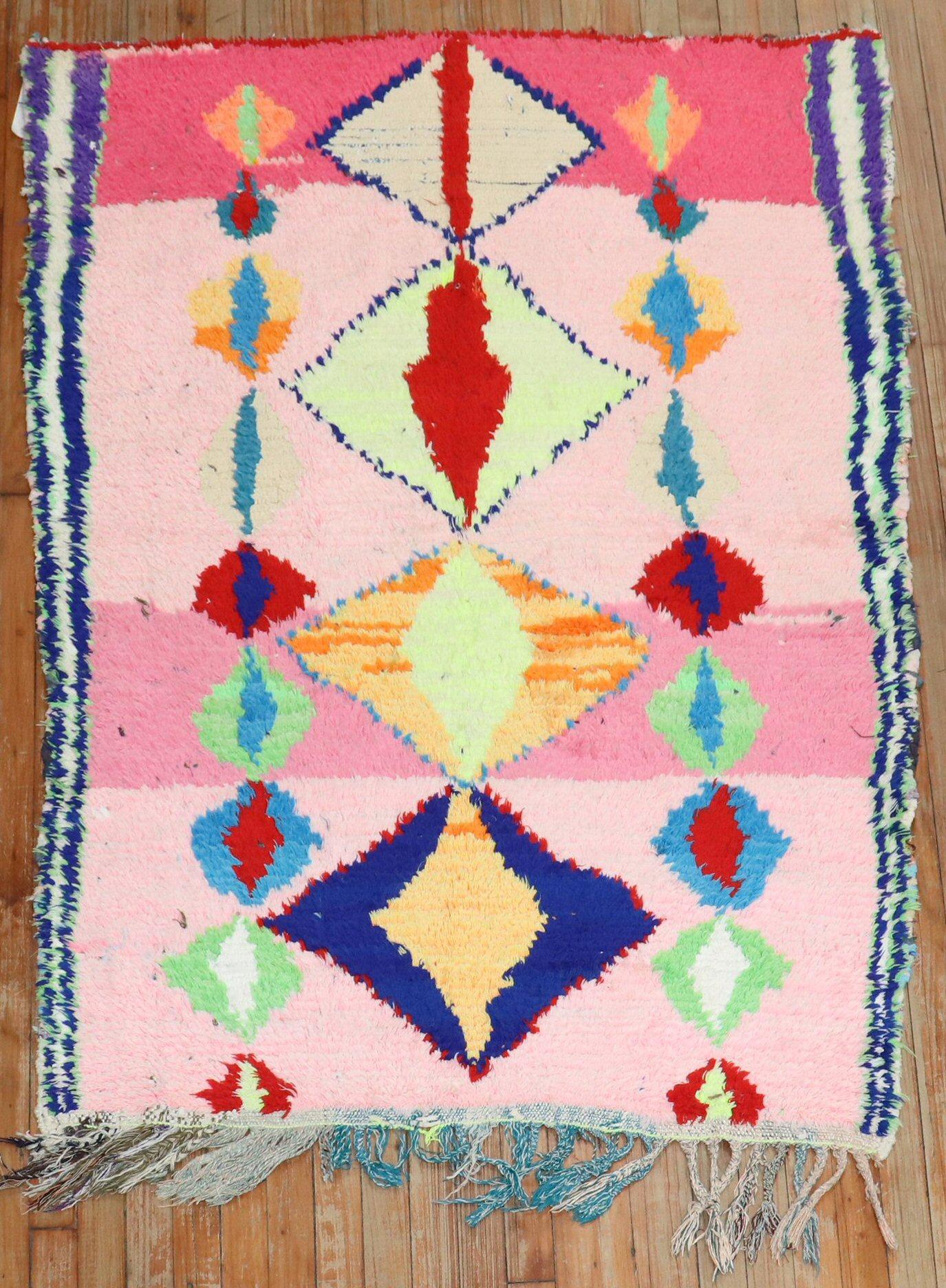Petit tapis d'accent marocain du milieu du 20e siècle avec un motif abstrait sauvage sur un fond strié rose bubble gum. Cette pièce est assez sauvage et amusante. Si vous êtes amoureux, plongez et faites un grand splash !

Mesures : 4' x 5'4''.
 
 
