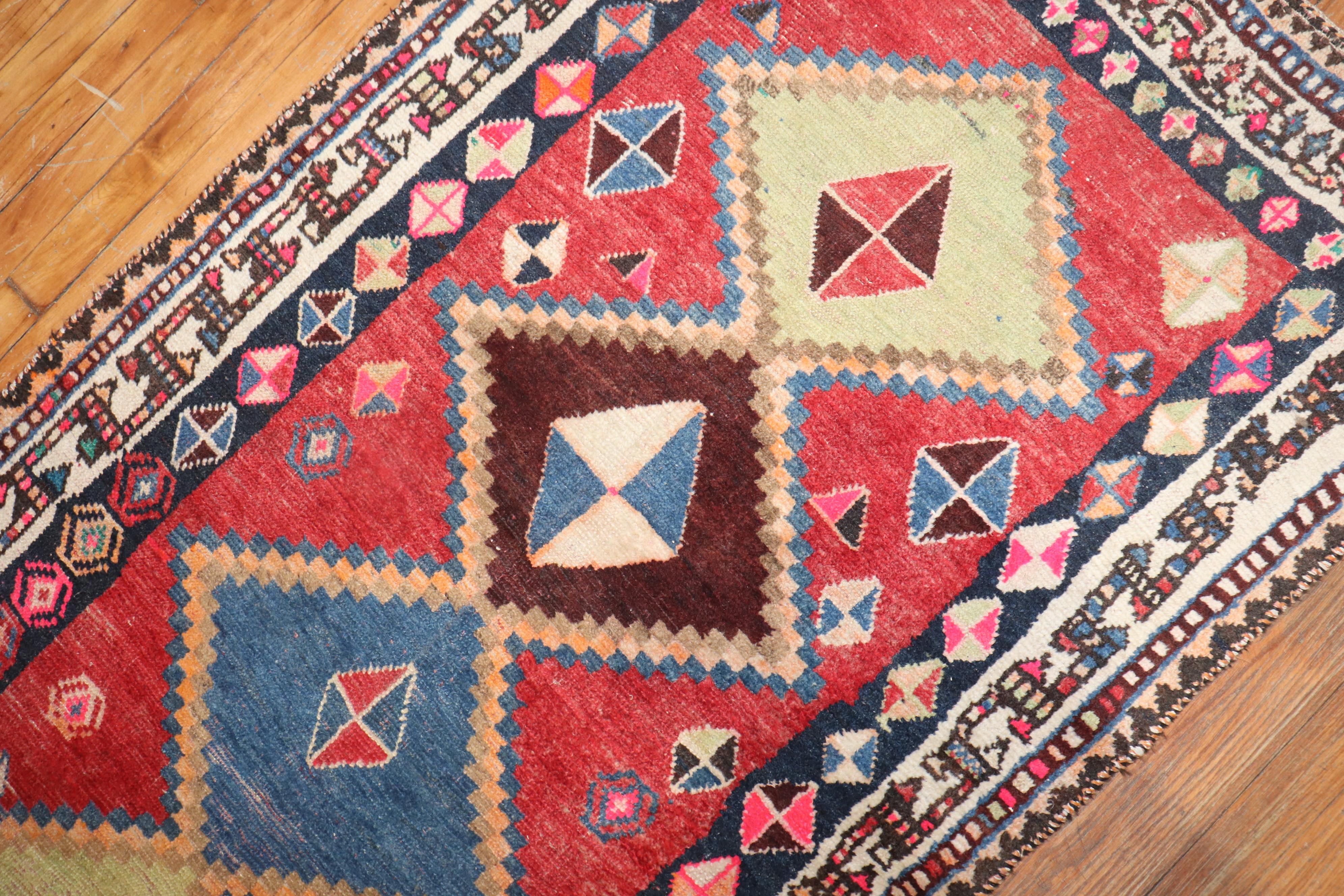Tribal Petit tapis persan ancien Gabbeh porté de la collection Zabihi en vente