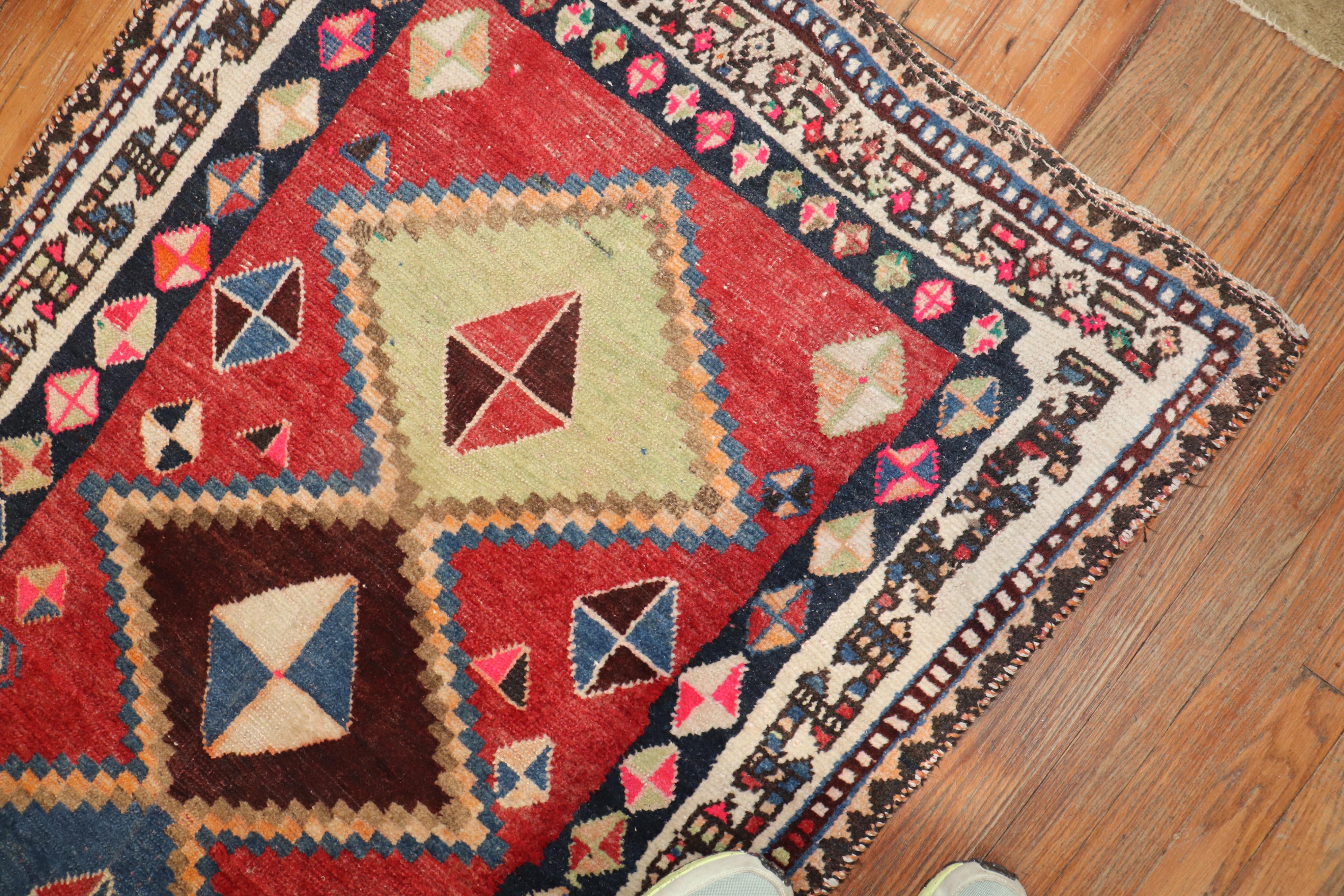 Petit tapis persan ancien Gabbeh porté de la collection Zabihi en vente 1