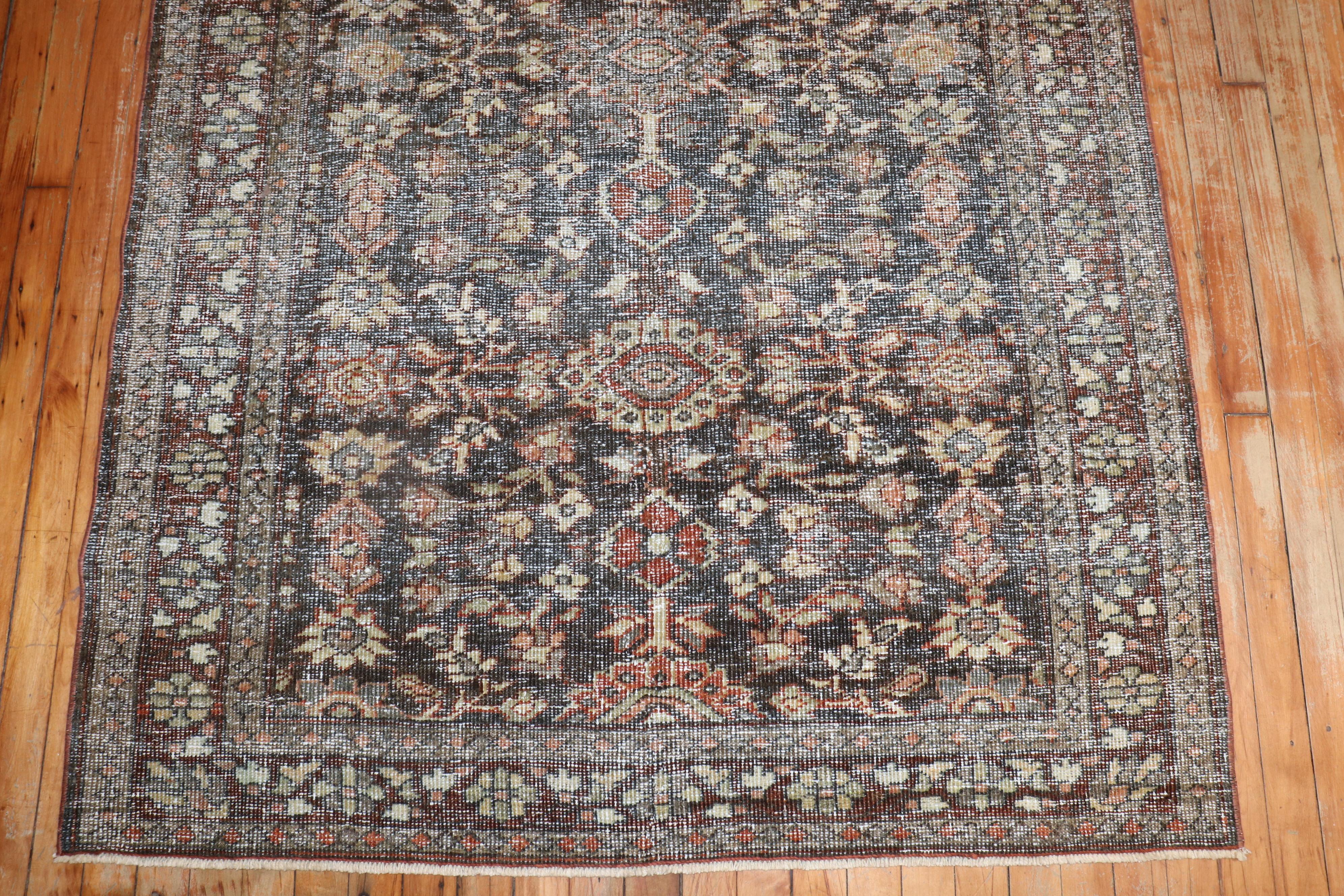 Zabihi Kollektion getragener antiker persischer Mahal-Teppich mit Akzent im Angebot 2