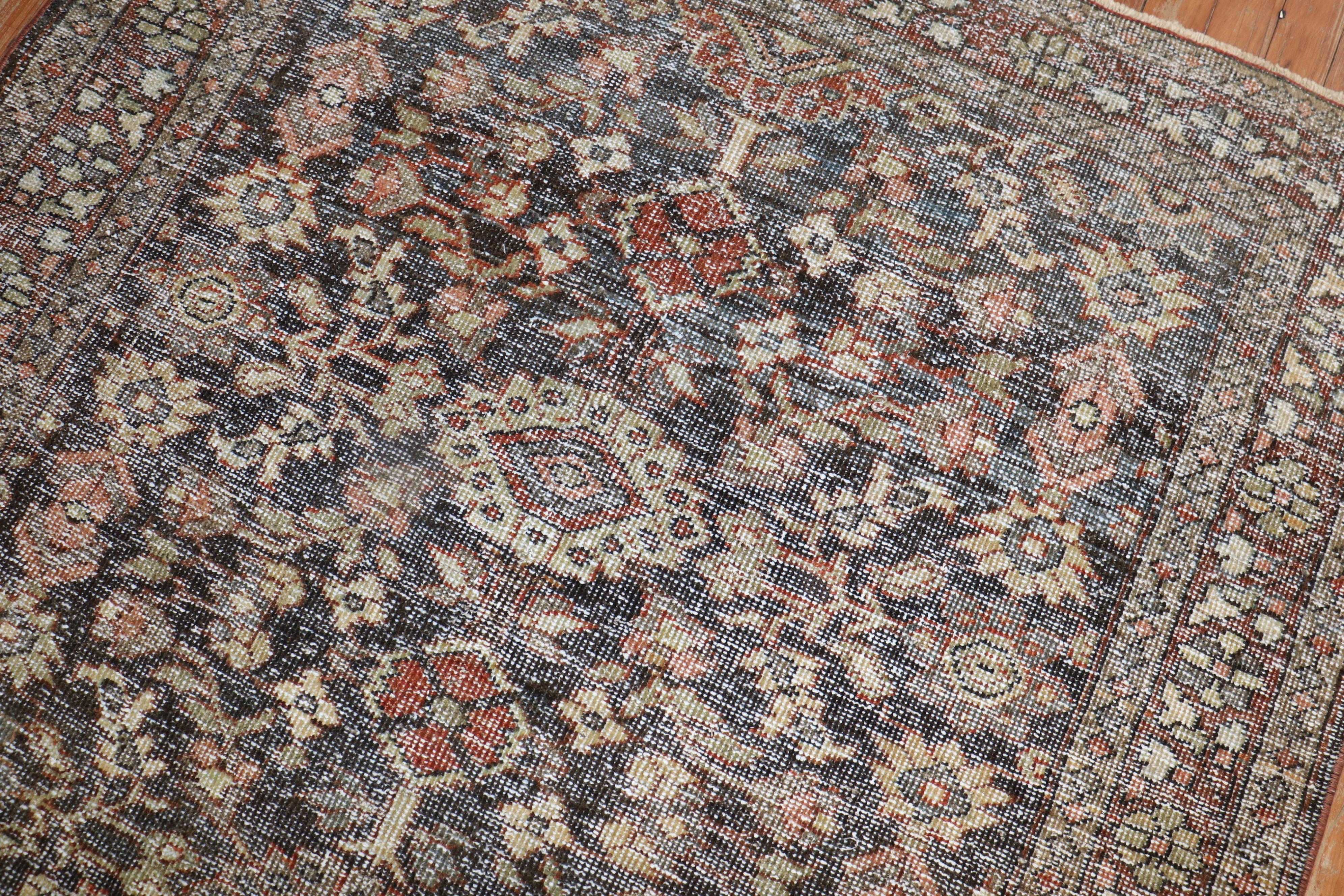 Zabihi Kollektion getragener antiker persischer Mahal-Teppich mit Akzent (Persisch) im Angebot