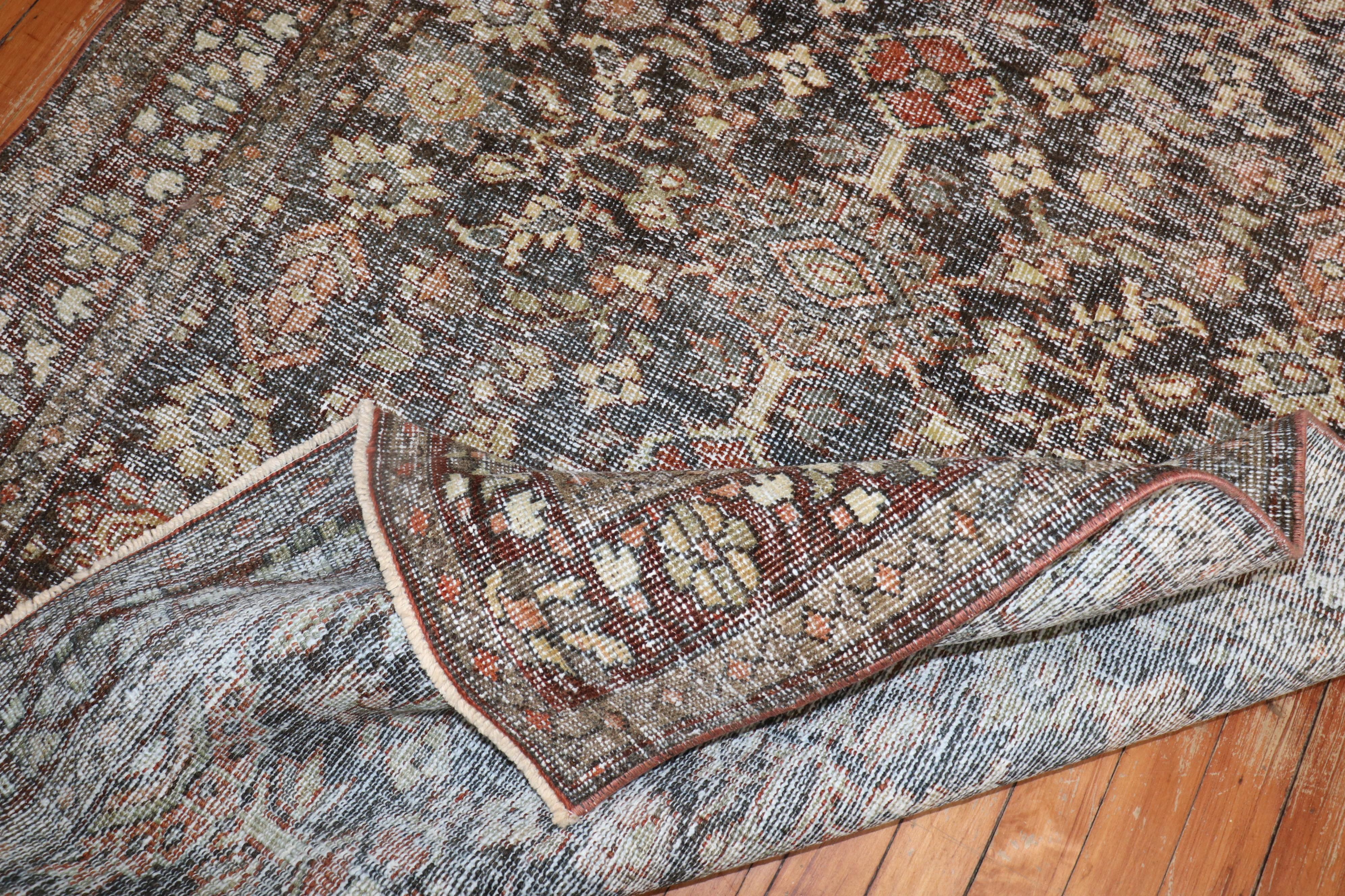 Zabihi Kollektion getragener antiker persischer Mahal-Teppich mit Akzent im Zustand „Relativ gut“ im Angebot in New York, NY