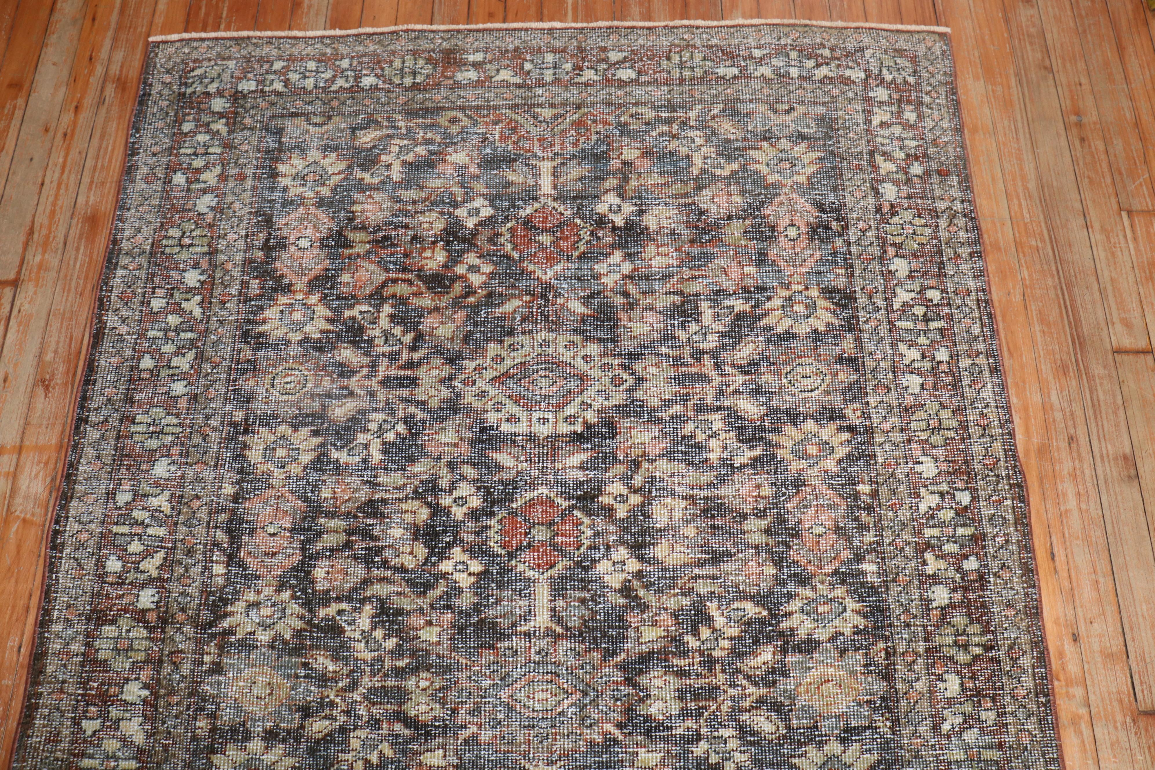 Zabihi Kollektion getragener antiker persischer Mahal-Teppich mit Akzent (20. Jahrhundert) im Angebot