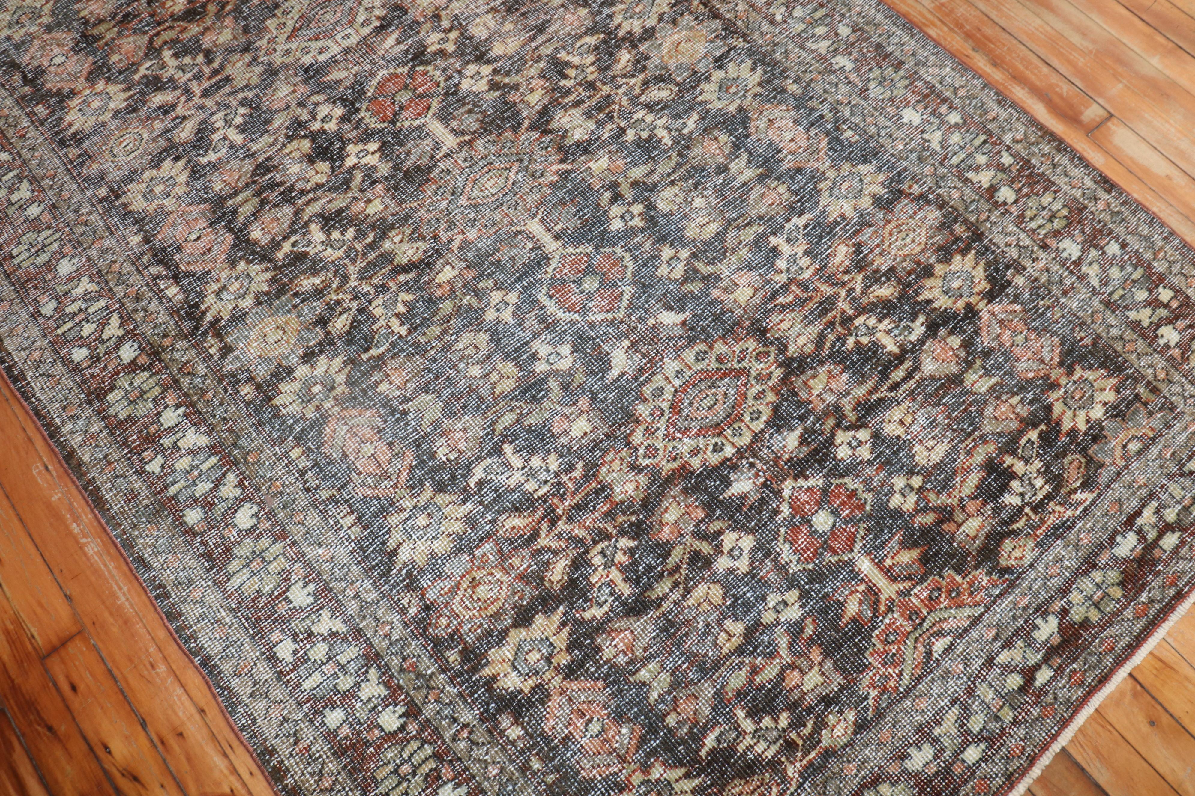 Zabihi Kollektion getragener antiker persischer Mahal-Teppich mit Akzent (Wolle) im Angebot
