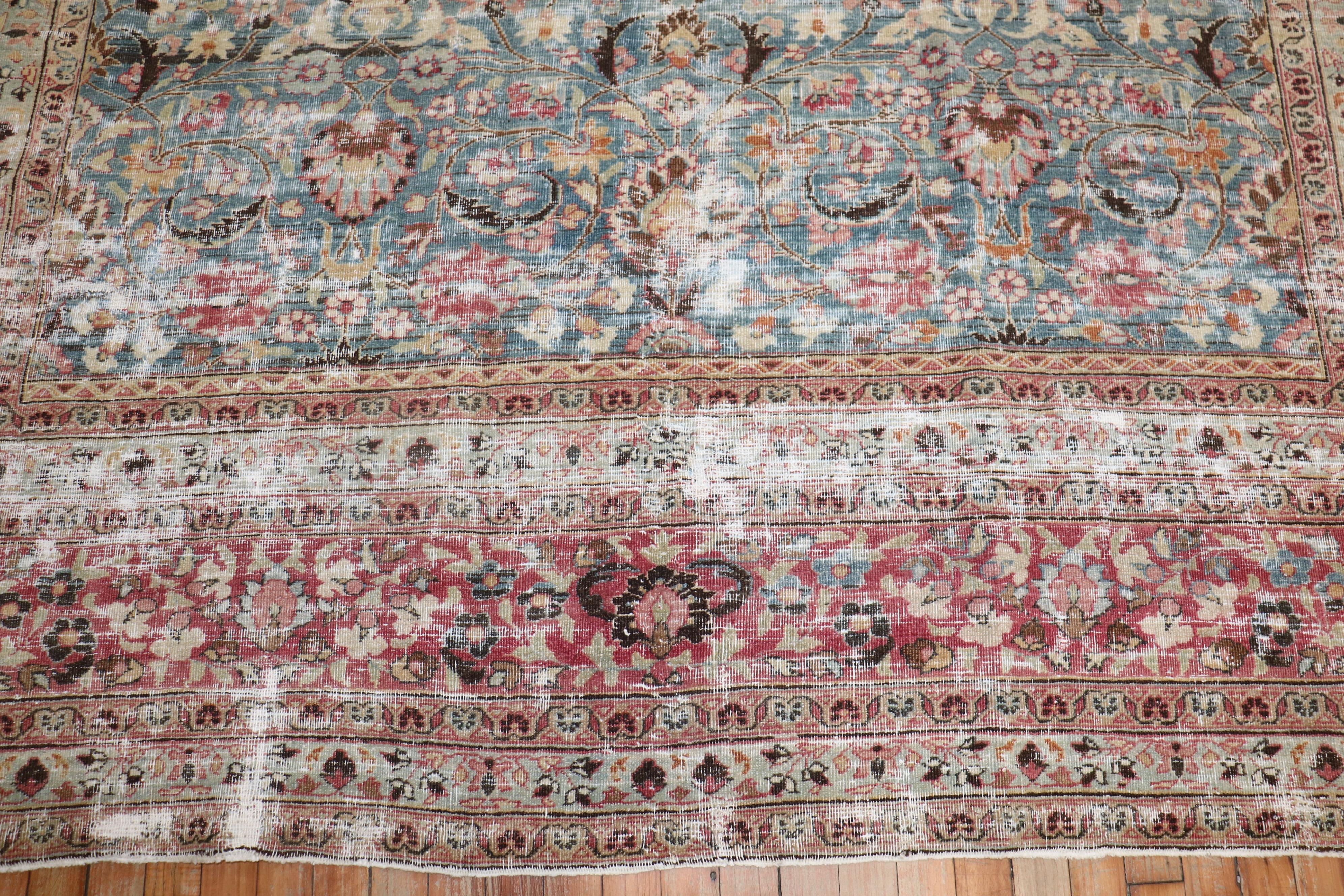 Zabihi Collection Getragener Antiker Persischer Netzteppich im Zustand „Starke Gebrauchsspuren“ im Angebot in New York, NY