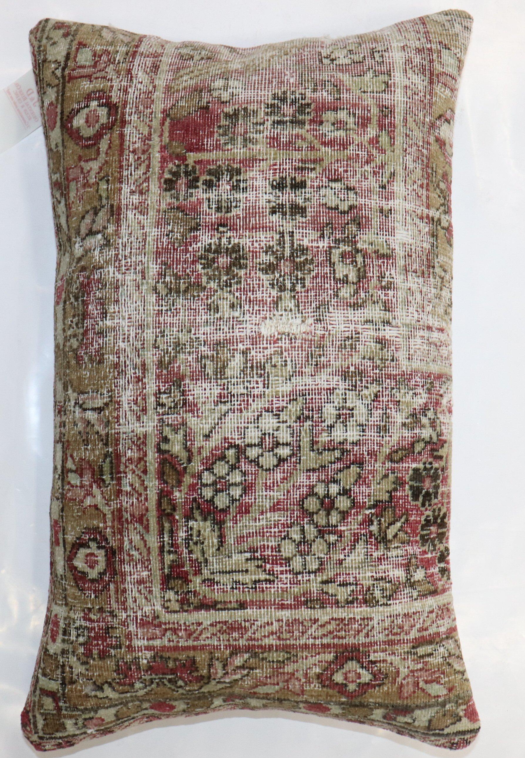 Cuscino ricavato da un tappeto persiano Kerman pittorico usurato del XIX secolo. Inserto di riempimento e chiusura a cerniera in dotazione

Misure: 15