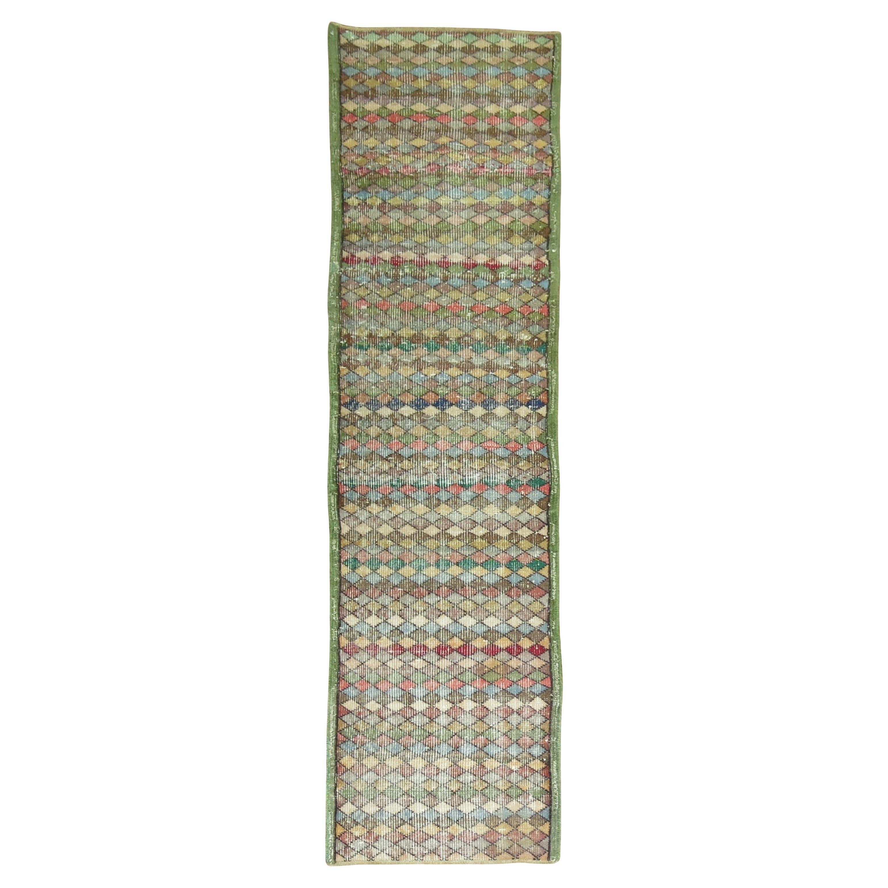 Zabihi Collection'S Verde consumato Primitivo Vintage Turco Deco Runner in vendita