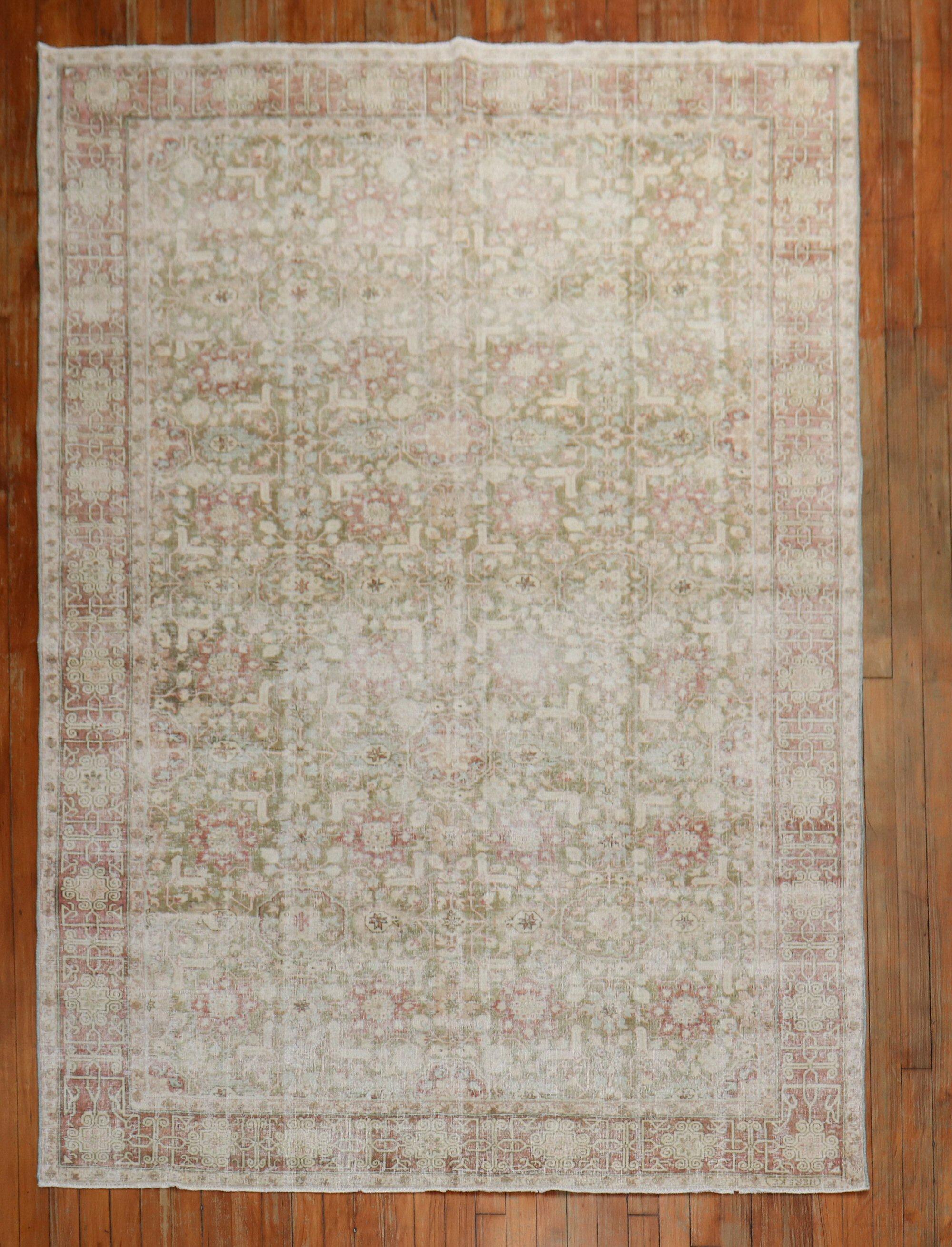 una alfombra turca Hereke desgastada de finales del siglo XIX en tonos verde musgo y frambuesa

Detalles
alfombra no.	31621
talla	5' 2